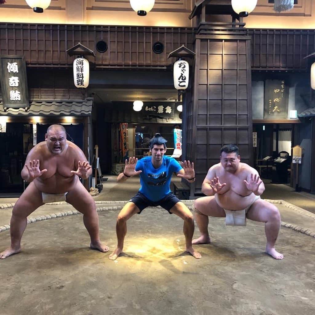 ノバク・ジョコビッチさんのインスタグラム写真 - (ノバク・ジョコビッチInstagram)「Sumo wrestling sport 🤼‍♀ is sacred in Japan. I had the of honor experiencing what it feels like to be up there with these warriors. I had a slight weight deficit but I was very close to moving the guy an inch. They say they eat at least 10.000 calories a day to be strong and big. Don’t know if I can match that to be honest 🤣 I remember following sumo during the 90s at home in Serbia with my dad and brothers and especially supporting Akebono Yokozuna. Where is he now so I can show him how big I became? 😃💪🏼 #NovakGoesSumo ⠀⠀⠀⠀⠀⠀⠀⠀⠀ Sport sumo rvanja je tradicionalan i vrlo poštovan u Japanu. Imao sma čast i zadovoljstvo da budem u “ringu” sa ovim borcima. Borac je u odnosu na mene imao malu prednost u kilaži. Kažu da jedu najmanje 10.000 kalorija dnevno da bi bili ovako veliki i snažni. Teško da mogu sa njima u tome da se nadmećem 🤣 Sećam se odrastanja 90tih i kako smo pomno pratili ovaj sport na televiziji u našoj kući i bodrili Akebono Yokozunu. Gde li je on sad da mu pokažem koliko sam porastao? 😃」9月30日 15時39分 - djokernole