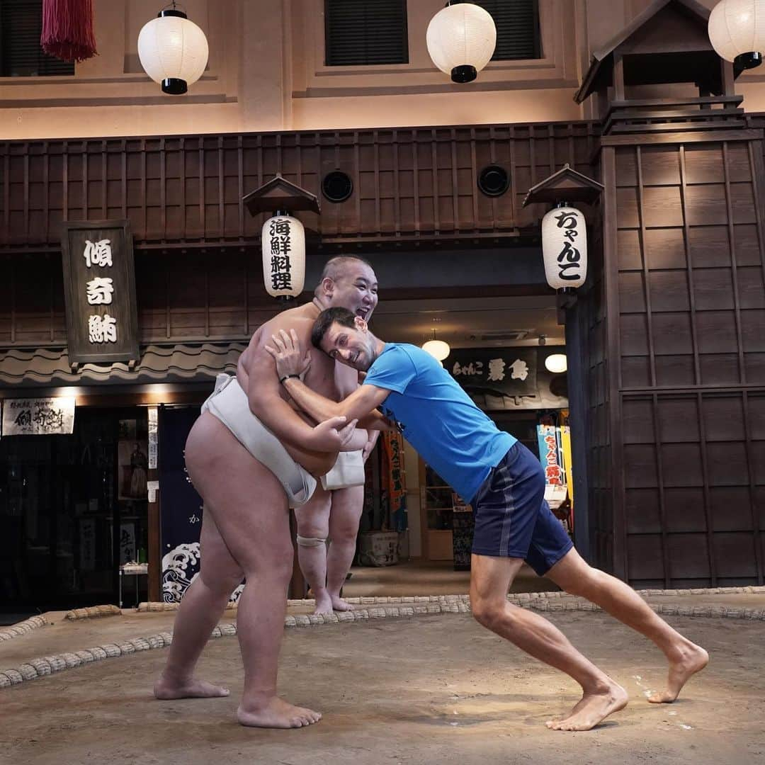 ノバク・ジョコビッチさんのインスタグラム写真 - (ノバク・ジョコビッチInstagram)「Sumo wrestling sport 🤼‍♀ is sacred in Japan. I had the of honor experiencing what it feels like to be up there with these warriors. I had a slight weight deficit but I was very close to moving the guy an inch. They say they eat at least 10.000 calories a day to be strong and big. Don’t know if I can match that to be honest 🤣 I remember following sumo during the 90s at home in Serbia with my dad and brothers and especially supporting Akebono Yokozuna. Where is he now so I can show him how big I became? 😃💪🏼 #NovakGoesSumo ⠀⠀⠀⠀⠀⠀⠀⠀⠀ Sport sumo rvanja je tradicionalan i vrlo poštovan u Japanu. Imao sma čast i zadovoljstvo da budem u “ringu” sa ovim borcima. Borac je u odnosu na mene imao malu prednost u kilaži. Kažu da jedu najmanje 10.000 kalorija dnevno da bi bili ovako veliki i snažni. Teško da mogu sa njima u tome da se nadmećem 🤣 Sećam se odrastanja 90tih i kako smo pomno pratili ovaj sport na televiziji u našoj kući i bodrili Akebono Yokozunu. Gde li je on sad da mu pokažem koliko sam porastao? 😃」9月30日 15時39分 - djokernole