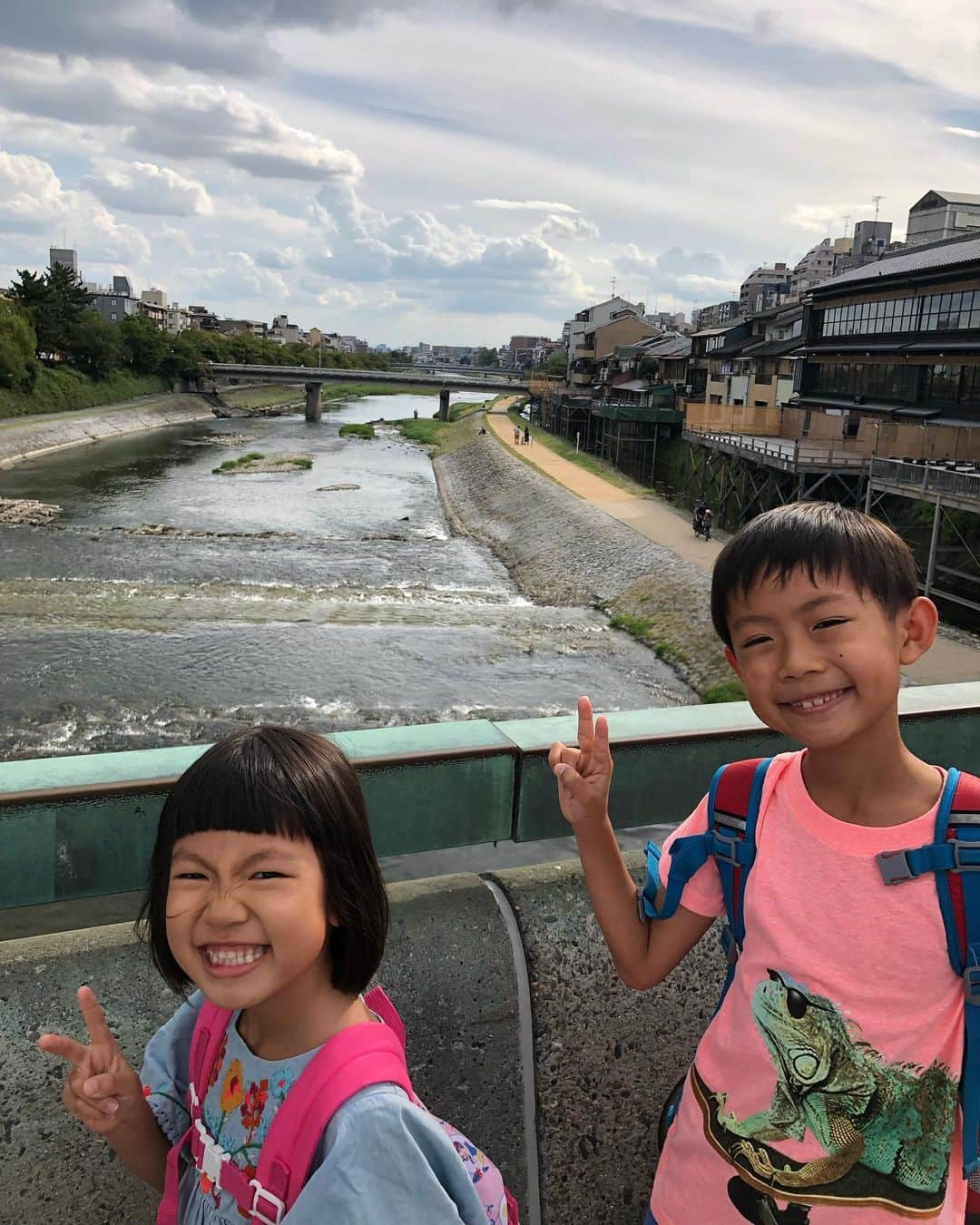 甘糟記子さんのインスタグラム写真 - (甘糟記子Instagram)「お昼ご飯を食べて、高島屋の地下でいろんなお土産も買ってから、お漬物は村上重さんへ( ^ω^ )  ここは千枚漬けが好きなんだけど、今回は禊川でいただいまお茶漬けのお漬物がとっても美味しかったので買いに来ました(๑˃̵ᴗ˂̵) ぴりから小なす、って言って、ここの本店にしか売ってないそうです！  そのあとはぷらぷら祇園の方へ歩き、グランマーブルでデニッシュも買って( ^ω^ )  食べたいものだらけでこまるわ（笑）  でもそのために、いくらでも歩けちゃうのも京都です（笑）  #村上重本店 #漬物#息子殿姫#息子殿#姫#鴨川#四条大橋」9月30日 15時48分 - norihey924