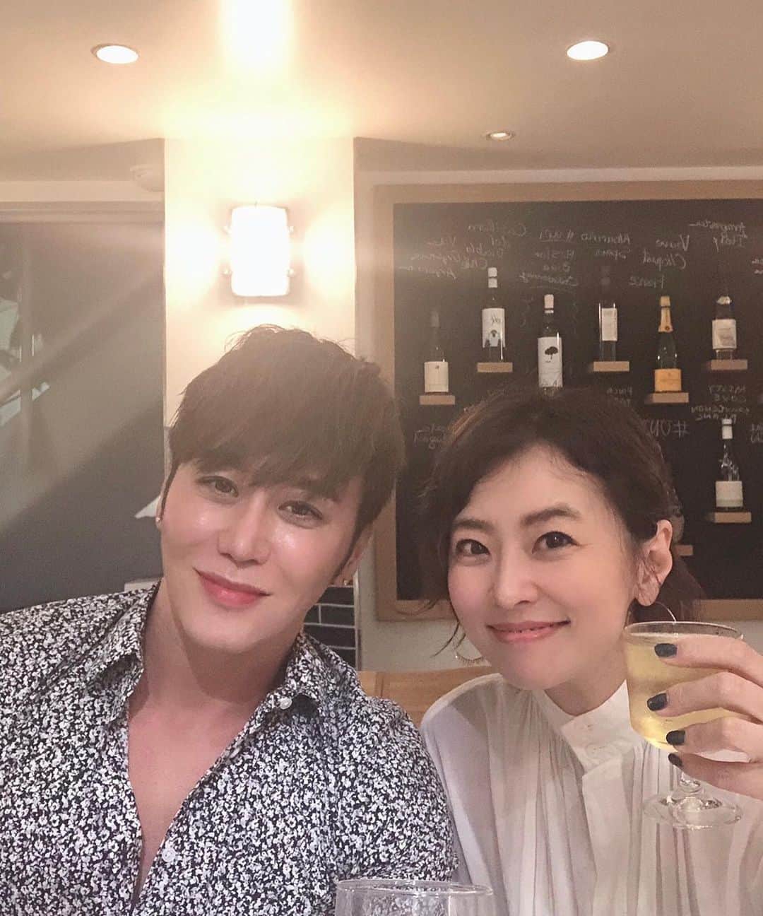 五明祐子さんのインスタグラム写真 - (五明祐子Instagram)「週末は あっちゃん @atsushi_416 と🥂✨ いつも美容や食、ファッションについてのいろんな話を聞けてとても勉強になります☺️🙏 ・ ・ #あっちゃん#atsushi#こちらのお店とても美味しかった‼️生牡蠣ひとつ200円👀#新鮮で美味しいシーフードのお店でした🐟✨」9月30日 15時53分 - gomyoyuko