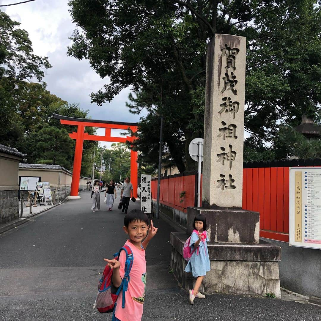 甘糟記子さんのインスタグラム写真 - (甘糟記子Instagram)「グランマーブルのあとは、下鴨神社へ！  手づくり市が出てるって聞いてたので覗きに、そしてお参りに行きました( ^ω^ )  私はステキなお皿があったので、お皿を2枚ほど買い、あとは手作りの焼き菓子も買いました( ^ω^ )  途中川で水触ったり、なんなりしながらお参りもして、、、 帰りはみたらし団子ね！（笑）  正直、梅園さんのみたらし団子の方が好きだけど、ここに来たら休憩していかないとね（笑）  １日朝からよく歩いてるわ〜(≧∀≦) #京都#息子殿姫#息子殿#姫#下鴨神社#みたらし団子#手づくり市」9月30日 15時53分 - norihey924