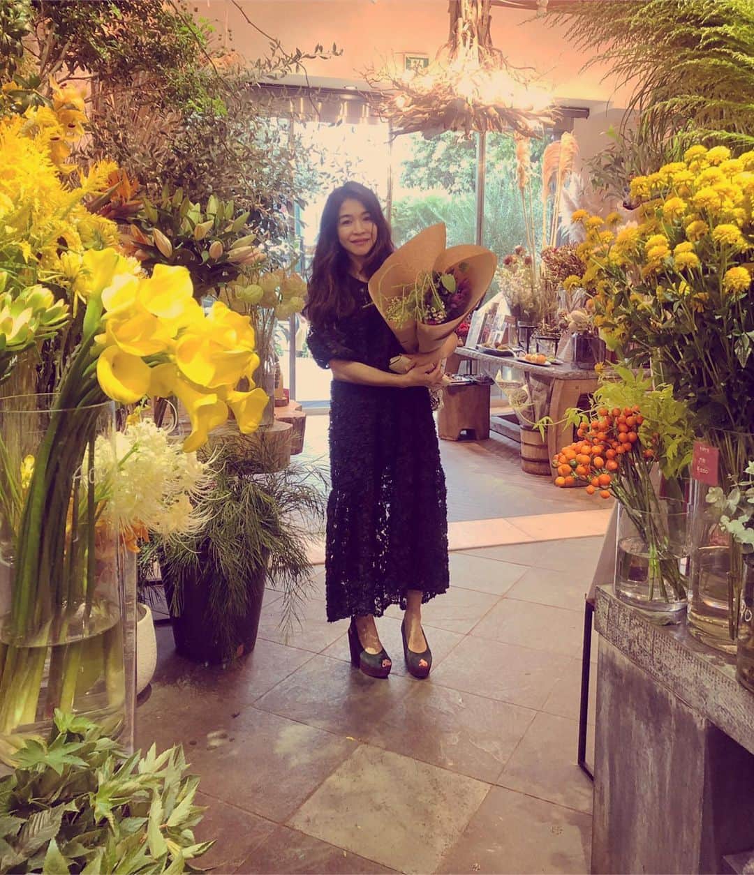 辻直子さんのインスタグラム写真 - (辻直子Instagram)「#flowers#blackdress#haveagratefulday#☺︎ #ここが好きなんです#今まで選んだことないお花を選びたくなりました#たのしみです」9月30日 15時56分 - naoko.ts