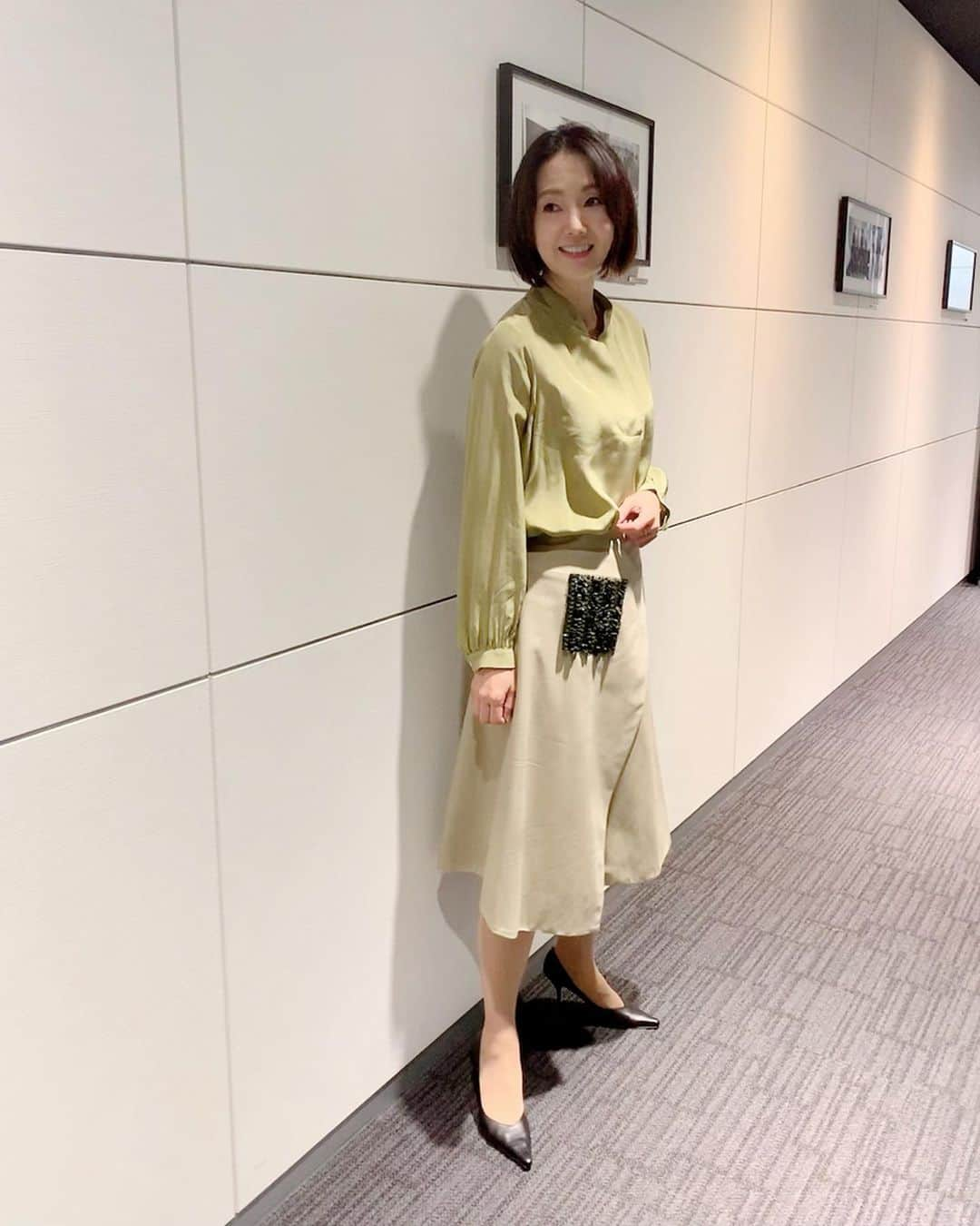 とよた真帆さんのインスタグラム写真 - (とよた真帆Instagram)「ドラマの撮影は着々と進んでいます^_^一日じゅう室内撮影  お弁当写真はランチボックスが可愛いハンバーグ。  @chiccalualdijapan のブラウスとポケット風な飾りが可愛いスカート  #maho #mahostyle #50代コーデ  #50over50 #fashion  #スカート」9月30日 15時57分 - maho_toyota