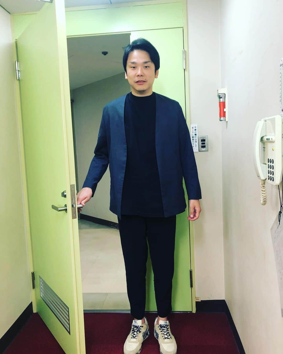 海原ともこさんのインスタグラム写真 - (海原ともこInstagram)「色んなチャンピオンの濱家くん。  楽屋入ってくるなり 俺がダサいって気づいてたら言うてくださいよーっ…って、叱られました😬  見取り図のリリーくんとは、話してました。 ごめんね😅」9月30日 16時11分 - tomocolovesmile