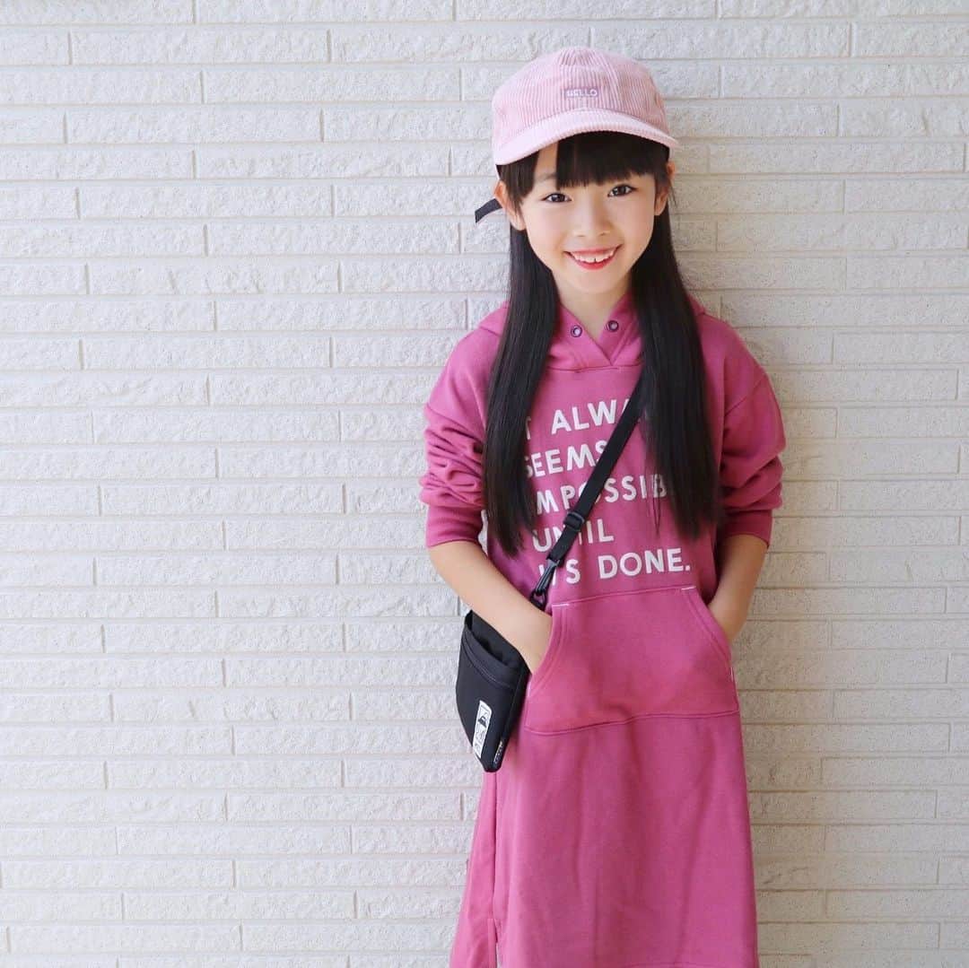Akiのインスタグラム：「9/30 ・ この度  @breeze__official さんの #breezecrew に選んでいただきました👧🏻♡ ・ ・ ということで本日 全身BREEZEコーデ👖 ・ 娘がピンクって なんだか新鮮だよね🥰 どう？どう？ サキちゃん改めピンクちゃんに改名しとく？← ・ ・ このパーカーワンピの英文ね 母ちゃん気になってググったの🌐 ・ そしたらさ ・ it always seems impossible until it's done 何事も成功するまでは不可能に思えるものである ・ 深いわぁ BREEZEさん深いわぁ☺️👏 ・ #ロゴの意味まで調べる系アンバサダー ・ ・ 男の子もお揃いに出来ちゃう パーカーもあるから 兄妹でリンクコーデとか絶対かわいいよね🥰 ・ 誰かうちの子とリンクしませんか🧚‍♀️ ・ ・ 娘着用アイテム👧🏻 110cm/17kg 120着用 ☑︎パーカーワンピース ☑︎リブレギンス ☑︎コーデュロイキャップ ・ ・ ・ ・ ・ #breeze#ブリーズ#ぶりくる#ブリーズキッズ」