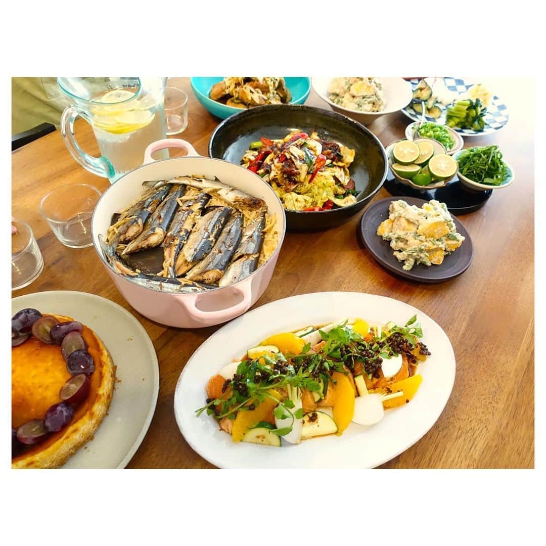 押切もえさんのインスタグラム写真 - (押切もえInstagram)「👩🏻‍🍳#cooking 美沙子ちゃん @yasuda_misako 宅で開催されたお料理教室へ。 先生は、中華料理の五十嵐美幸さん @igarashimiyuki_miyu と美沙子ちゃん。 メニューは、今が旬のさんまの炊き込みご飯に、柿とインゲンの白和え、サーモンの柚子胡椒たたき カルパッチョ風、回鍋肉。 どれも美味しくて、勉強になることばかりでとても楽しかった。 忘れないうちに早く作ろう！ （↑自分に宣言） #料理教室 #中華 #和食  #安田美沙子 #五十嵐美幸 #美虎 #美沙子ちゃんのおばんざいとケーキも美味しかった #誘ってくれたのは #ほしのあき ちゃん #楽しい時間をありがとう♪」9月30日 16時16分 - moe_oshikiri