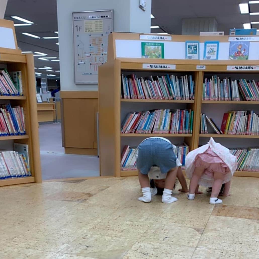 妃咲せあらのインスタグラム：「最近のお気に入りポーズ😅 #1歳8ヶ月」