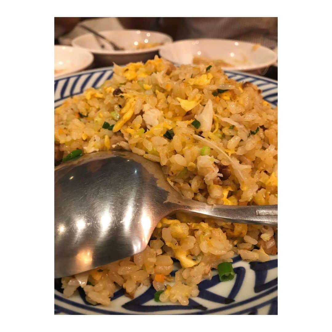 のインスタグラム：「世界で一番美味しい炒飯と私が呼ぶ 本当に美味しい炒飯を出してくれる 青山「ふーみん」  ねぎワンタンや海老そばもオススメ。アットホームな雰囲気は家族や友達と行くのに最適です。 納豆炒飯が有名ですが、私はカニ炒飯派！ 是非行ってみてね〜〜！ #ふーみん #中華料理」
