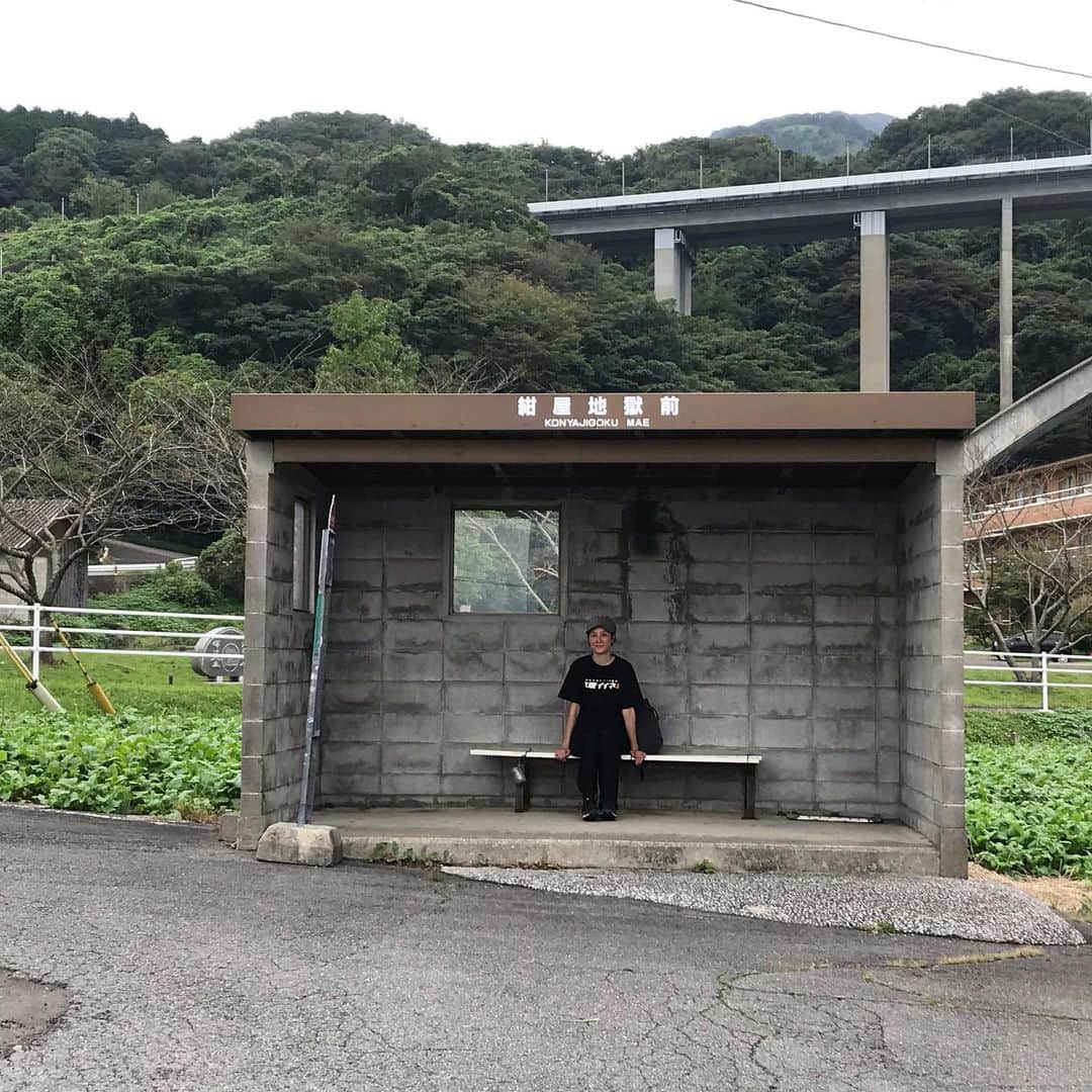 はなさんのインスタグラム写真 - (はなInstagram)「週末は福岡へ！と言っても糸島にケーキを食べに行ったり、別府の泥温泉に入りに行ったり、かなりフットワーク軽く旅してきました(๑˃̵ᴗ˂̵) みんなのナベログことライター田辺さん(@tanabe.chiaki)おすすめ「さきと」のサバ三種盛りで地元の日本酒もぐびぐび(☝︎ ՞ਊ ՞)☝︎今回はソニック号に乗ってUSAにも！盛りだくさんすぎてまだ硫黄の匂いがプンプンする私です。ちなみに、今回の旅で初めての混浴も問題なくクリアできました٩(๑❛ᴗ❛๑)۶ #adansonia #さきと #genova #basarahouse #別府温泉保養ランド #ソニック号 #最初の写真は偶然出会ったカメラマンさんに撮っていただきました」9月30日 16時40分 - hanalovestaco