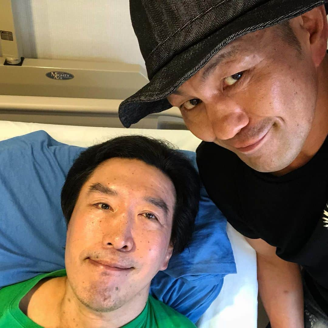 鈴木みのるさんのインスタグラム写真 - (鈴木みのるInstagram)「emperor  #TAKAYAMANIA  高山が新しい施設に移ったので、顔見せに行ってきた。「こんなにラグビー見たこと無いってくらいラグビーばっかり見てるよ」だって。ラグビー熱はこんなところにも。。以前よりかなり顔色も良く、本人曰く「指先までピリピリと神経が通ってる…気がする」…らしい。確かに以前と比べたら会話中に全身の動く範囲が広がってる気がした。少しずつ一歩ずつ前進だ。相変わらず頭と口は絶好調(笑) 「あいつはだからダメなんだよ〜」「あいつはいつまで経ってもプロレス上手くなんねぇな」あはは、文句いっぱい言ってた(笑)  たくさんの人の協力のおかげで少しずつ前に進んでる。。。プロレスが繋ぐ縁。今後も御支援よろしくお願いします。」9月30日 16時40分 - suzuki.d.minoru