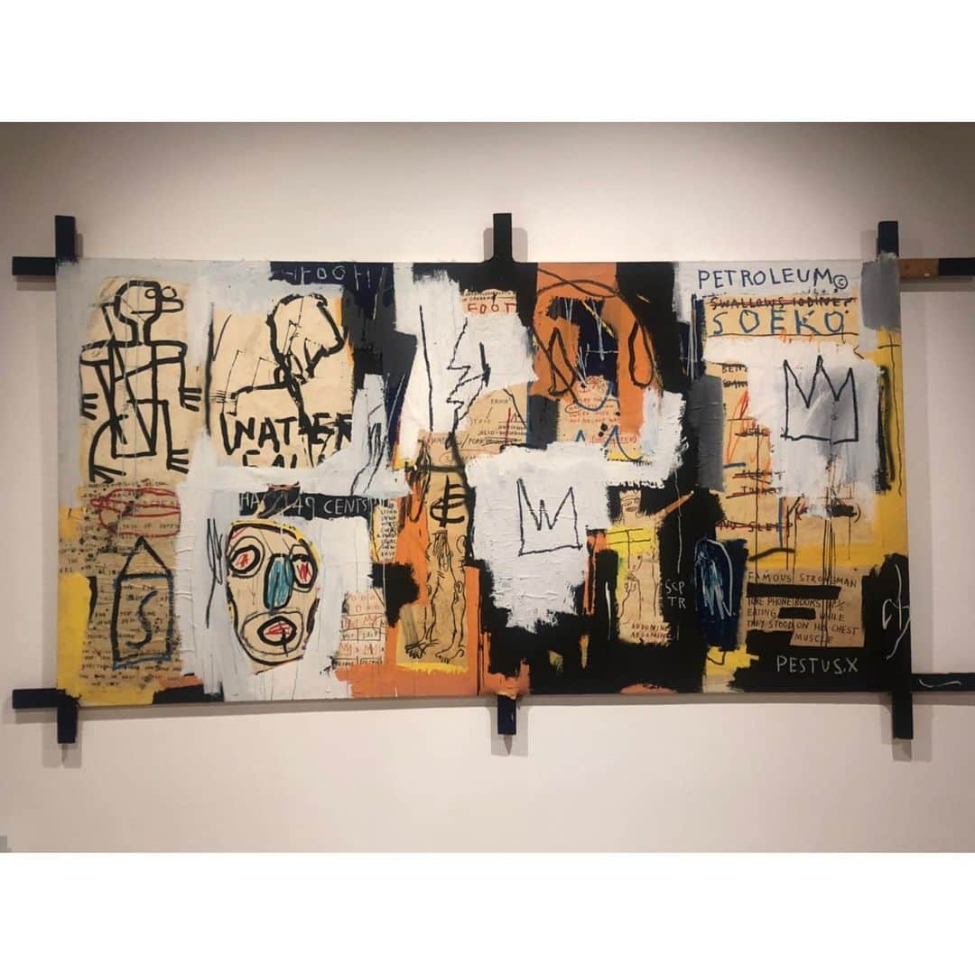 森高愛さんのインスタグラム写真 - (森高愛Instagram)「バスキア展行ってきたよ。 . とってもエネルギッシュだった！ たくさん詩が飾られていたんだけど、英語がスラスラ読めないもどかしさもありながら、一生懸命読んできたよ。 100%は分からなくとも、もどかしさとか悔しさとか、そういう彼の強い意志みたいなものが、絵画からもそうだし詩からも感じました。 すごいなぁ。とても素敵だった。 会場でチェキ撮ってもらうと次来る時無料で入れるんだって🥺 撮ってもらったよ😂 . #バスキア展」9月30日 16時40分 - ai_moritaka_official