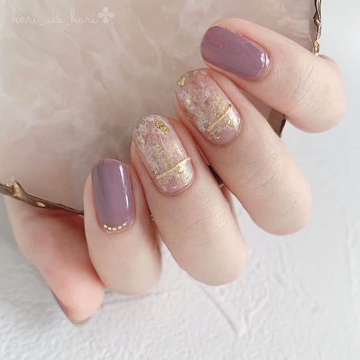 Locariのインスタグラム：「【人気のカラーとデザインをチェック！ネイルホリック「#私のイチオシカラーネイル」】 ぜひLOCARI の記事をチェックしてみてください😘⭐️ . . phoby @hari_aki_hari さん . . . . #ネイル #ジェルネイル #ネイルデザイン #ネイルアート #ニュアンスネイル #秋ネイル #シンプルネイル #セルフネイル #オフィスネイル #個性派ネイル #ショートネイル #トレンドネイル #ネイルケア #上品ネイル」