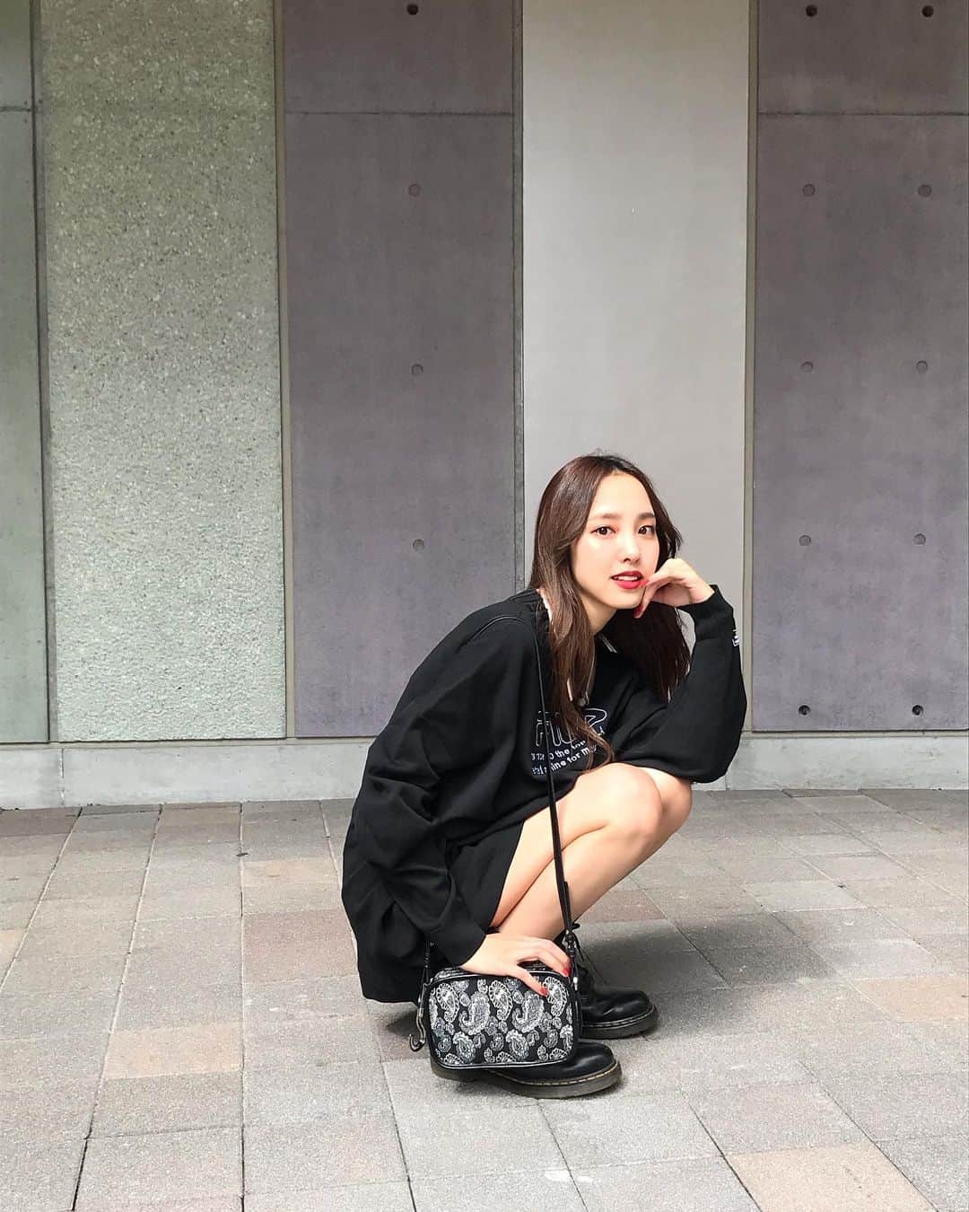 飯窪春菜のインスタグラム：「🖤🖤🖤 ・ ・ 昨日はこの服装で古着屋さん巡りをしたのだけどまだ暑かったです…！ ・ ニットを着るのも見るのも好きなので、早くニットの季節にならないかなあ😌💭🧶 ・ ・ ・ #私服  #オールブラック  #knit  #首にかけてる #イヤホン  #例のガムテープ補修 #笑  #はるなの毎日  #飯窪ってる」