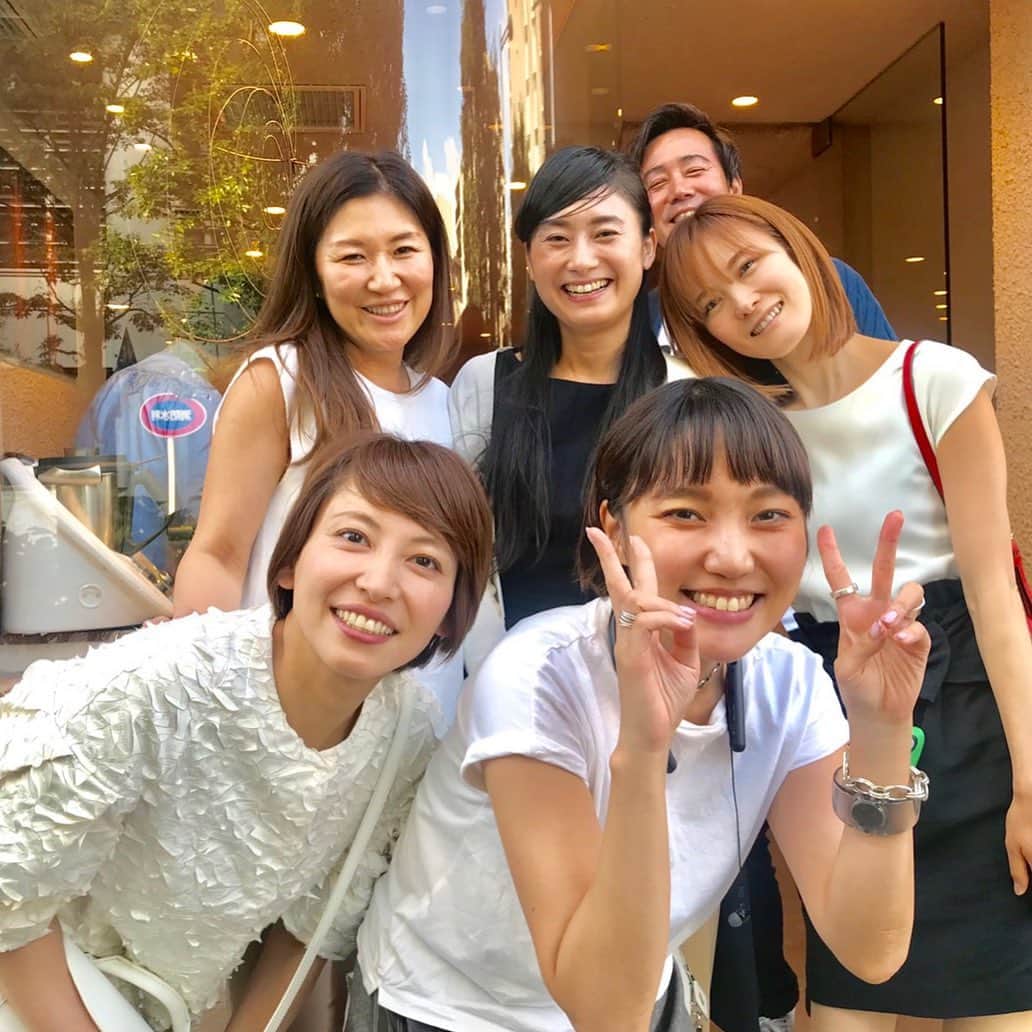 横田真一のインスタグラム：「Team Bon Santé de YOKOTA  最高の仲間たち^_^ #ナチュラルワイン #ヴァンナチュール #自然派ワイン #ビオワイン #オーガニック  https://www.bsante.jp/ 〒106-0047 サンシャインアザブ F1 南麻布1-4-18  03 6874 3318」