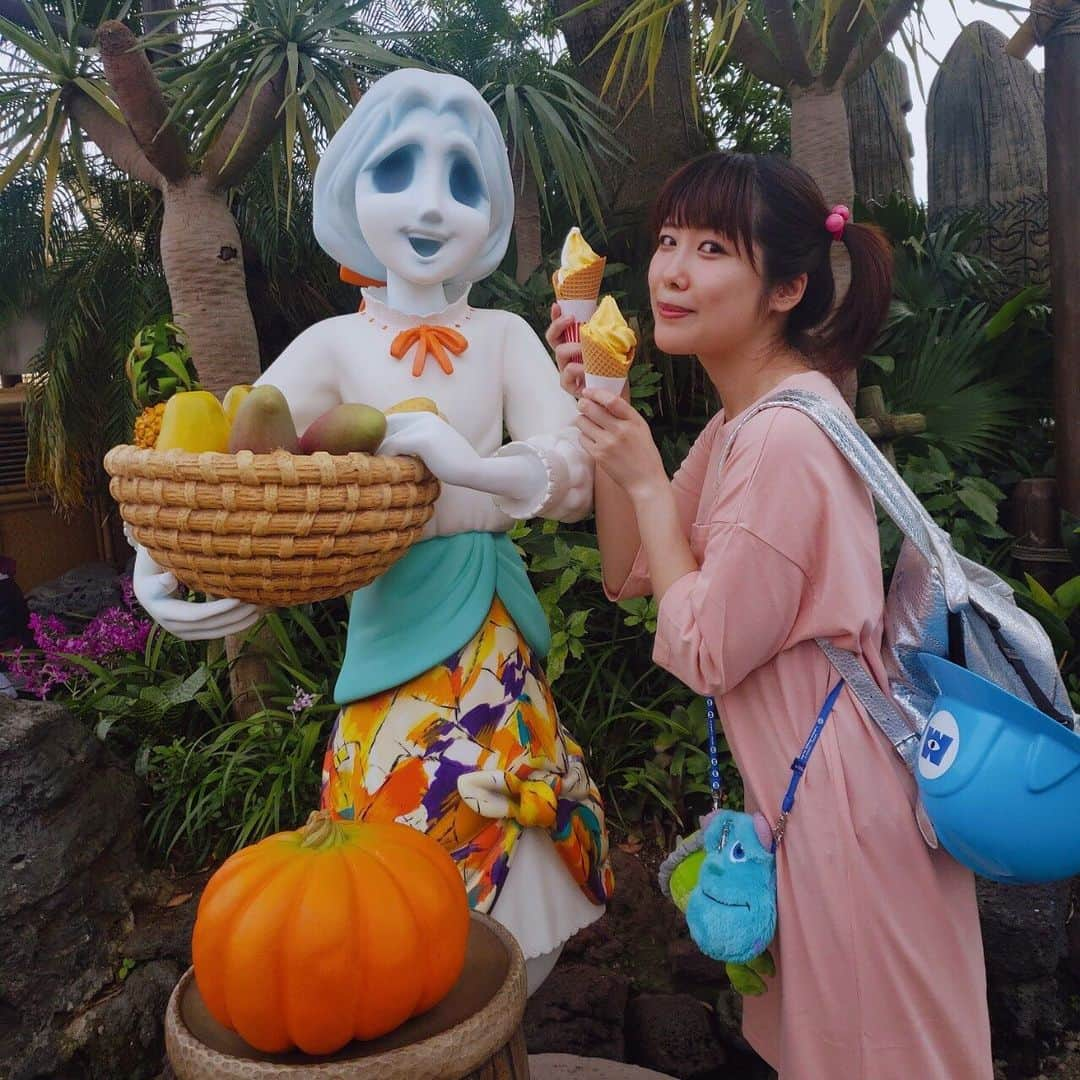 前田玲奈さんのインスタグラム写真 - (前田玲奈Instagram)「#ディズニーランド  #ディズニーハロウィン  #パンプキンソフトクリーム ディズニーのハロウィンといったらこれこれこれなんですよ〜〜！ シナモンの効いたパンプキンのソフトクリーム！ 9月も末だけれどまだまだ暑かったので、ソフトクリーム大人気でした。 もう一種類、パンプキン×チョコレートのソフトのお店があります！ #ディズニー仮装2019  #モンスターズインク #ブー  #アイ活 #icecream #softcream」9月30日 16時45分 - maedarena_ice