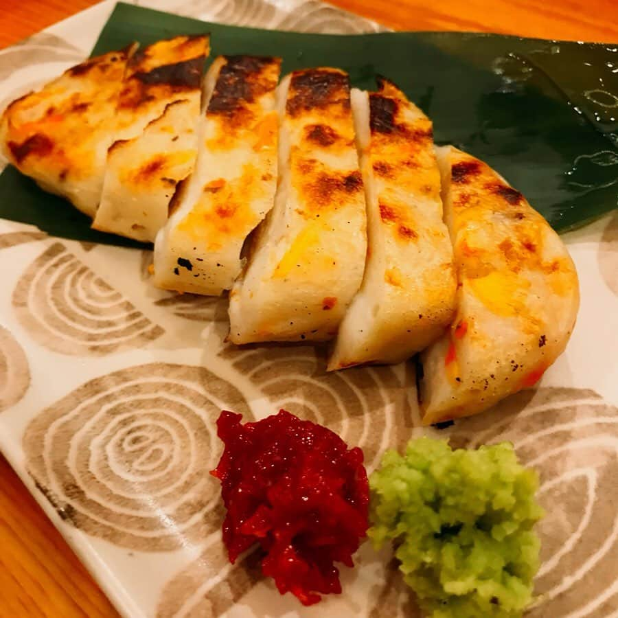 上原泰子さんのインスタグラム写真 - (上原泰子Instagram)「. ▽ 秋刀魚のお刺身 食べたいって騒いでたらありました👯‍♀️⭐️ . . 見事な痛風セット…🤤 自家製笹かまも美味しかった👏 . . #本町和処あかり#あかり#仙台#和食#和食屋#仙台和食#日本酒 #秋刀魚#秋刀魚刺し#いくら#笹かま#ほや#はらこ#はらこ飯」9月30日 17時16分 - yasupi1107