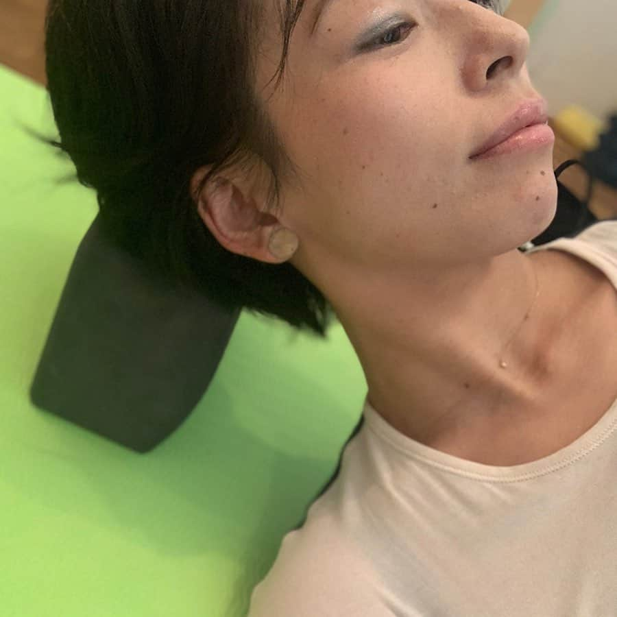 FitnessPlanner 星野由香さんのインスタグラム写真 - (FitnessPlanner 星野由香Instagram)「頭部の筋膜からお顔のリフトダウンが起きてしまうことは皆さん、ご存知ですか？  ふふふ、なアイテムで使っているyoga blockの使い方は、また @maquia.magazine にてお伝えします。  楽しみになさってくださいませ✨ 女性なら皆さん、やりたくなるエクササイズです。  #首のシワ  #胸鎖乳突筋 #板状筋」9月30日 17時10分 - yuka.hoshino222