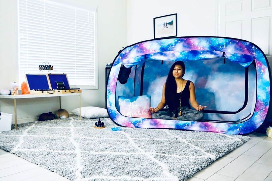 オリビア・タイのインスタグラム：「This #BedTent #sponsored by @privacypop is beautiful, functional, and an amazing place to meditate. 🧘‍♀️ Everyone who came over to hang out at my place & quite a few of you from my #100daysofauthenticity videos have asked me where I got it, so here ya go! It's from #PrivacyPop 💜 Check my story to get 20% off on my swipe up link!」
