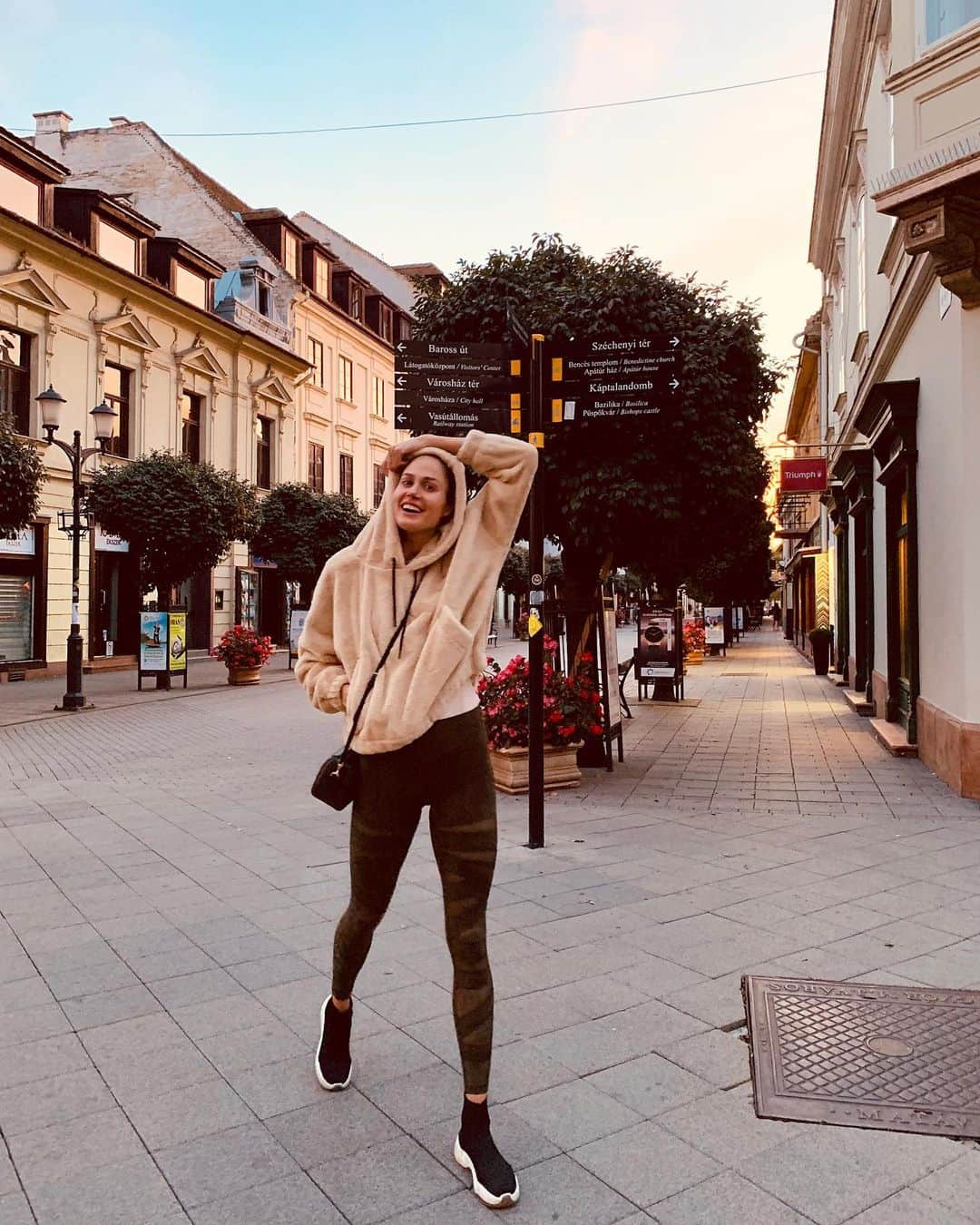 ズザンナ・ヤカボスのインスタグラム：「🐌 #indacity 📷 @sashatouretski」