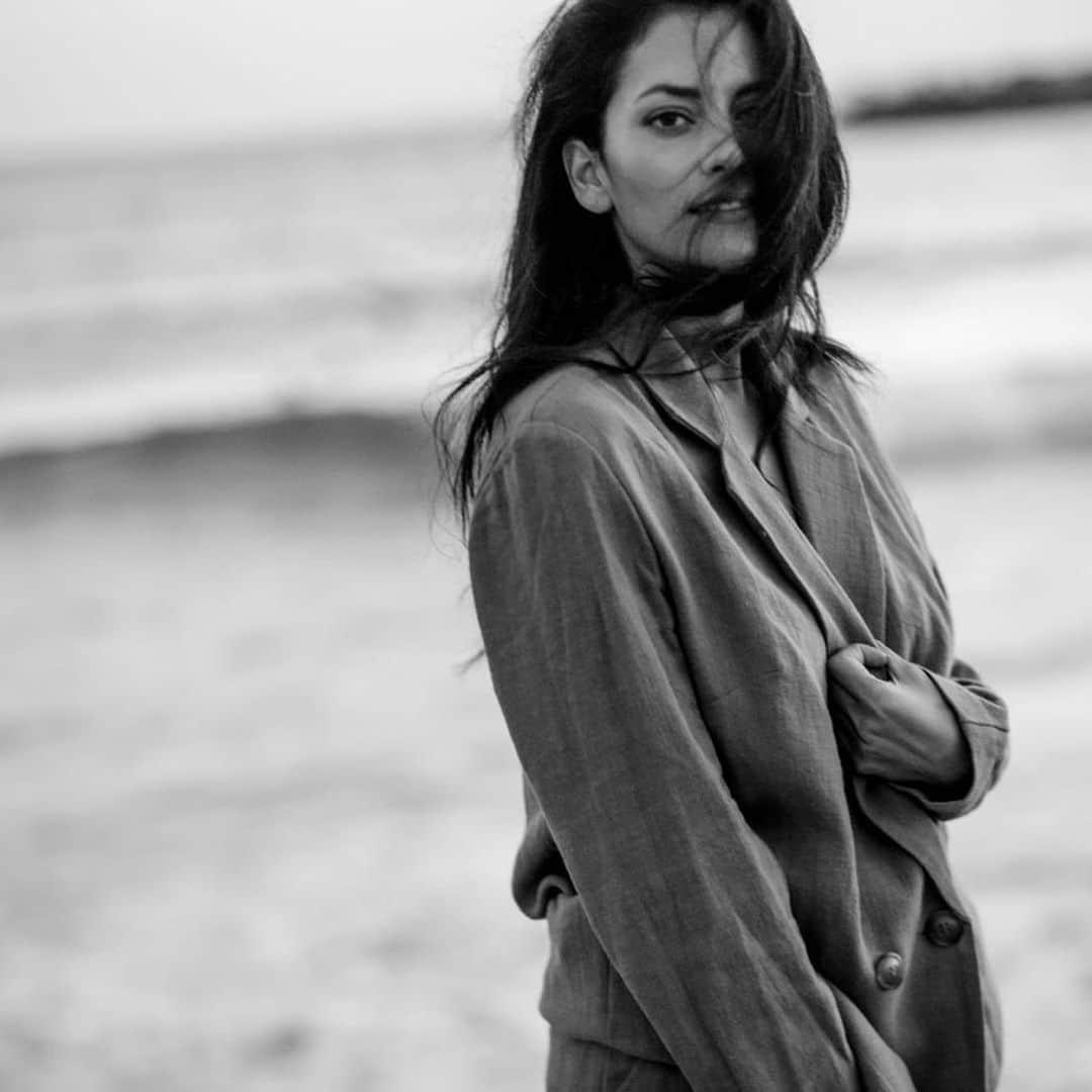 インバー・ラヴィのインスタグラム：「@hm makes recycled (affordable) fabrics to keep you chic and our planet safe♻️ New collection, coming SOON •••••••••••••••••••••••••••••••••••••••••••••••••••••• By the magic of @jonthatsme @pekurinaa @leonessim 🌏」