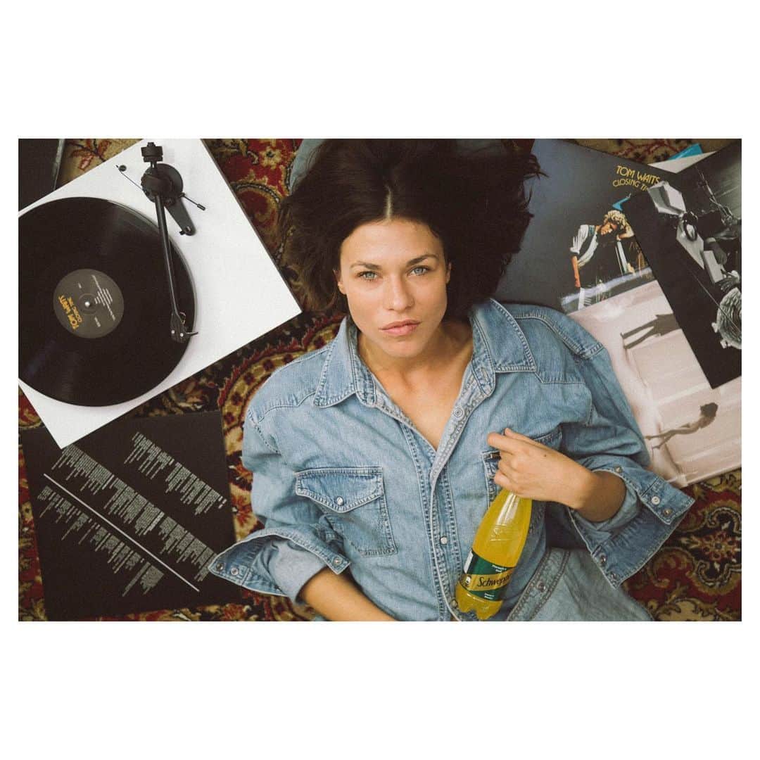 アナ・ウラルのインスタグラム：「E minunat. Totul e minunat. #Schweppes #combinațiineașteptate #ad」