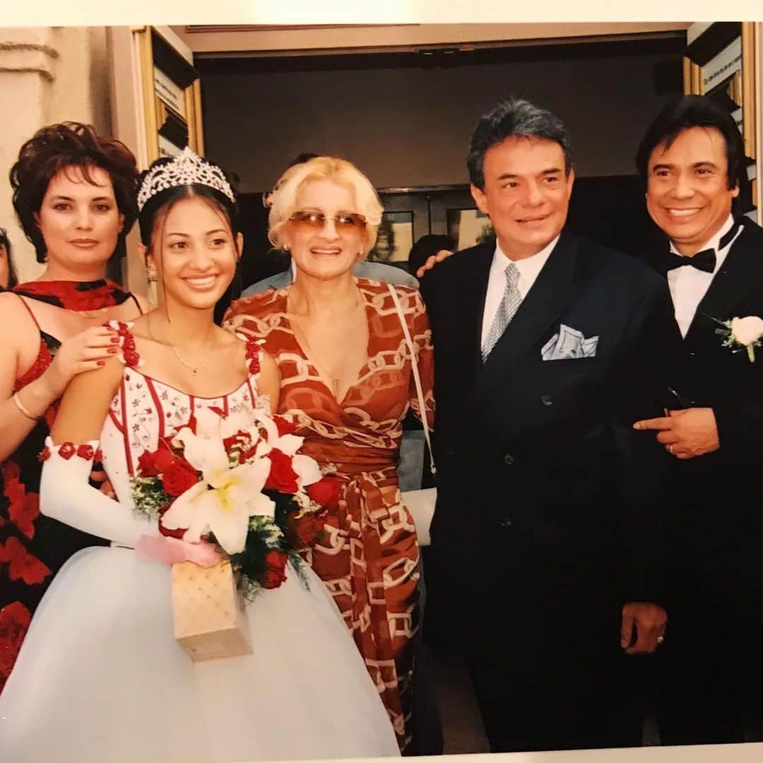 フランシア・ライサさんのインスタグラム写真 - (フランシア・ライサInstagram)「What an honor it was to have a legend join me on such a significant day in my life. My quinceañera  #ripjosejose 🙏🏼」10月1日 3時04分 - franciaraisa