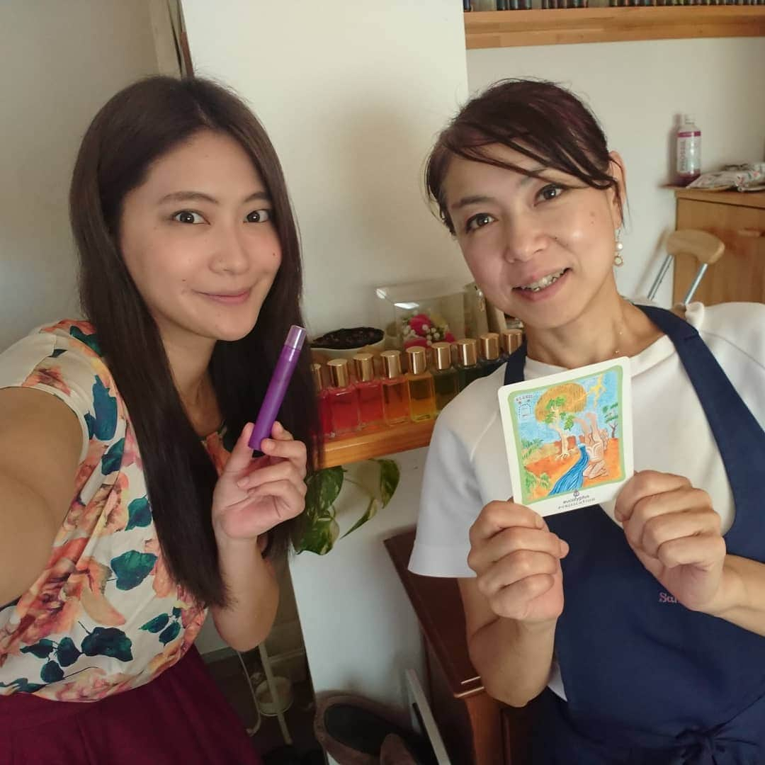 山田彩乃さんのインスタグラム写真 - (山田彩乃Instagram)「新潟カラスタ＼(^o^)／ もう皆さんは使っていますか？？♪ https://colorsta.jp/ .　 女性に嬉しい新潟カラスタ♡ 定額で新潟県内の様々なお店が 使い放題！！！！！ .　 エステ、整体、ネイル、パーソナルカラー、 占い、美容室などなど 様々な体験が出来るのですが 今回私が伺ったのは Kandy.P(キャンディ)さん(*´ڡ`●) .　 パーソナルアロマを体験してきました☆ ただ自分の好きなアロマを作るのではなく 星座や占星術から見た性格や 今の自分が求めているものなどから パーソナルアロマを作っていきます＾＾ .　 できたアロマは持って帰れるので これから使って行きたいと思います(^o^)♪ .　 Kandy.Pさんありがとうございました！ . . ＊＊＊＊＊＊＊＊＊＊＊＊＊＊＊＊＊ #COLORSTA. #カラスタ とは？ COLORSTA.（カラスタ）は、 オーラソーマ診断、オーラ写真診断、 パーソナルカラー診断の３つを入り口にスタートする、“心と身体にアプローチする”新発想の「#定額通い放題 」美容サービスです！ .　 本当に必要な「 #美オーラ 」をプロデュース！ 外見も内面も、オーラごと、美しく。 それがカラスタです！ https://colorsta.jp/ .　 #新潟カラスタ #パーソナルアロマ #Kandy.P #アロマオイル #colorsta  #山田彩乃」10月1日 3時29分 - ayano.yamada