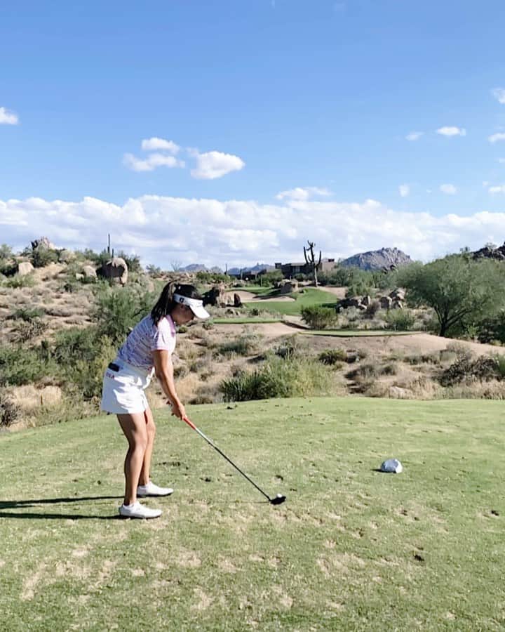 ケーシー・コモトのインスタグラム：「Heading back to Japan today! ✈️   Been in Arizona the past 10 days taking lessons with Vision54, working out with @ando_pfs , getting some reps off nice grass ranges, and playing lots of golf! Learned a lot while I was here and I’m excited to keeping working at it back in Japan! 🏌🏻‍♀️ ~~~~~~~~~~~~~~~~~~~~~~~~~~~~~~~~~~~~~~~~~~  本日、アリゾナから日本に戻ります✈️   この10日間、アメリカでみっちり練習を重ね、多くのコースでラウンド、そしてトレーナーについてもらい、メンタル面も含め、心身を鍛えました。アリゾナ合宿の成果を、今すぐにでも試合で！ とワクワクしています🏌🏻‍♀️   まずは、スタンレーレディスゴルフトーナメントのマンデーに臨みます。そして、もっともっと練習に励みます。引き続き皆様の応援をよろしくお願いします！  • • • • #ゴルフ #女子プロゴルファー  #チャンピオンゴルフ #paramountbed #長寿の里 #titliest #footjoy」