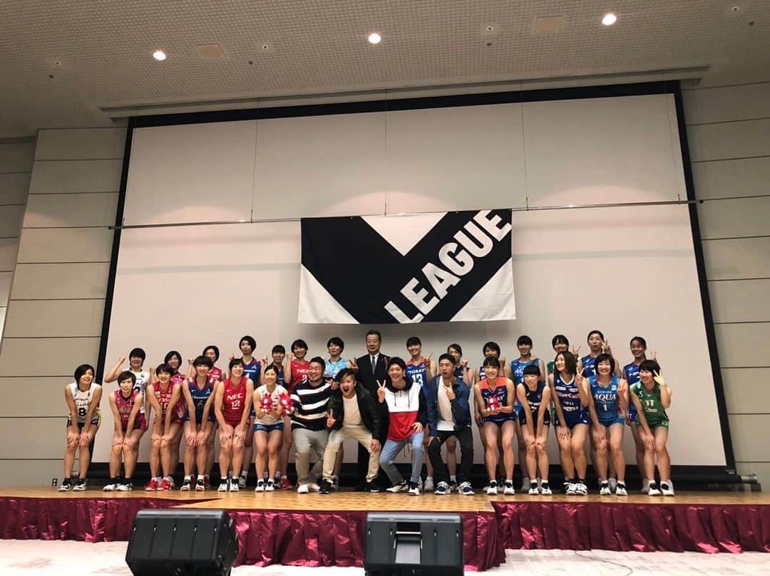 桃紅茶のインスタグラム：「この度シクラメンが バレーボール2019-20V.LEAGUEのオフィシャルソングを担当する事になりました！  新曲のタイトルは「V-栄光の歌-」 女子W杯の代表メンバーも集結した記者会見にて発表！  学生時代にバレーボールと出会い、楽しさを知り、憧れのVリーグとコラボできてとても光栄です！ 当時の思いを歌に込め、選手や関係者、ファンの皆と一緒に楽しめるように作り上げました！ 早くたくさんの人の前で歌える事を楽しみにしてます！ #Vリーグ #VLEAGUE  #2019_20Vリーグオフィシャルソング #10月12日Vリーグ開幕 #バレーアーティスト」