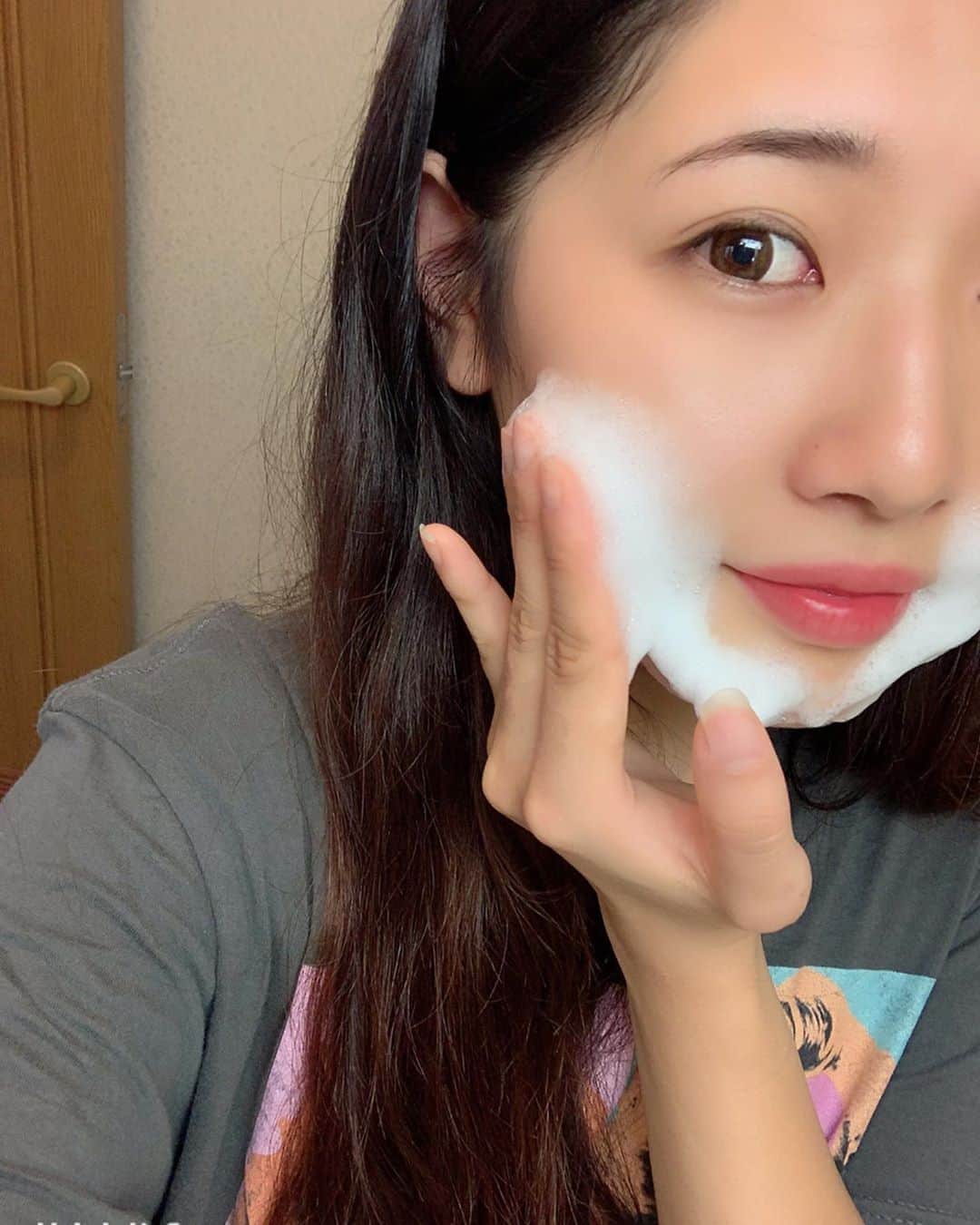 本多葵のインスタグラム：「韓国で話題の洗顔✨ こだわりの生クリーム泡で弾力が凄い‼️ 特許技術によってセリポリアラクセラタという成分を配合して高い保湿力があるらしい！ 全身に使えて化学成分無添加だから敏感肌の方にもおススメだよ❤️ @clbio_plus  #youup#奇跡のオールインワン石鹸#生クリーム泡#韓国コスメ#ユーアップ」