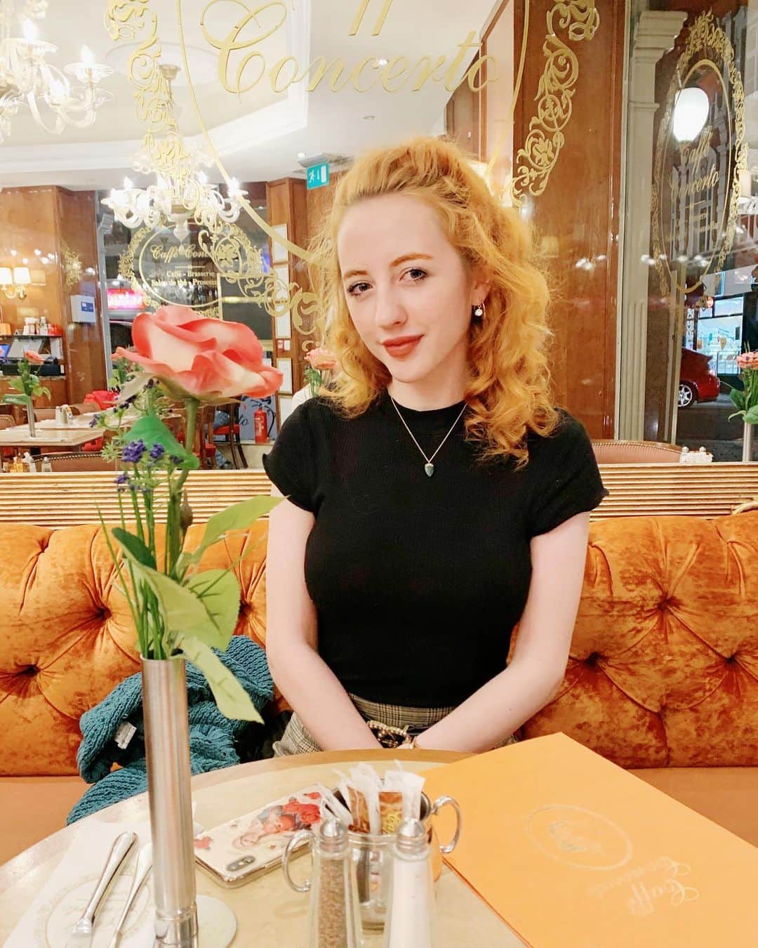 ベッキー・クルーエルのインスタグラム：「Do you ever hear someone talk deeply and passionately about something? Like cars or music? Or read an article where someone riffs off the names of thousands of playwrights and authors and famed works you’ve never heard of? Sometimes I wonder ‘when will I suddenly Know all of those things’. Sometimes I think, I do have that kind of knowledge, but it’s just about memes and youtube lol⁣ ⁣ Pic from a late night coffee at Caffe Concerto after watching the Downton Abbey movie with Adele ☕️」