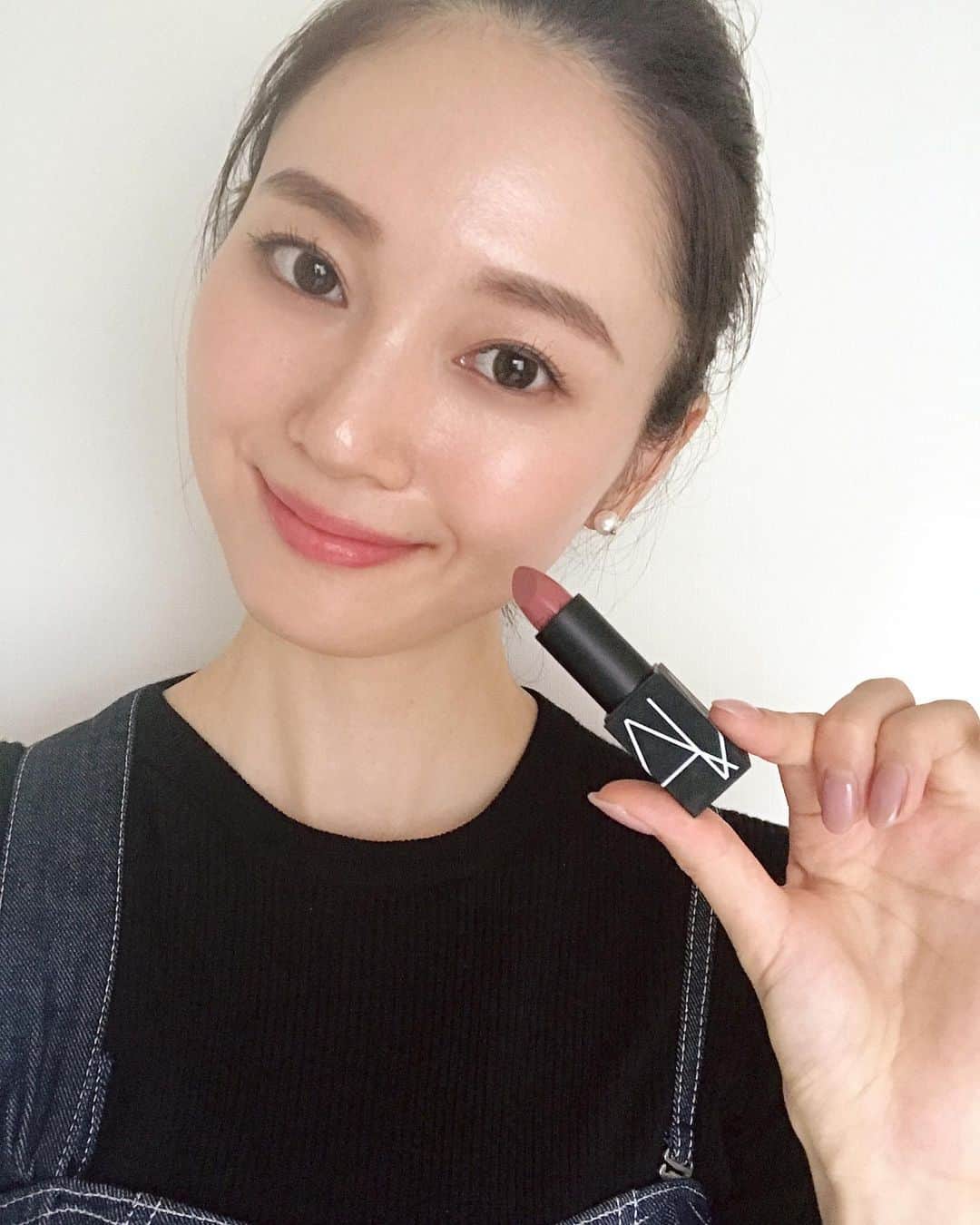 橋本まゆのインスタグラム：「このNARSのリップが凄く良い♡﻿ ﻿ 夏場はオレンジ系🧡﻿ 秋冬はボルドー系にシフトチェンジ﻿ ﻿ 秋冬のボルドー系が好きだからか持ってる色味が似てるけど微妙に違う（笑）﻿ ﻿ 一応、スライド2枚目、3枚目の詳細をざっと載せておきます🙋‍♀️﻿ ﻿ 2枚目…﻿ @chanelofficial #344lueurardente﻿ @tomford #4aハネムーン﻿ シャネルのアイジャドウはプレゼントでもらったお気に入りでまだ新品♡﻿ ﻿ 3枚目…﻿ @narsissist #nars2944 #サテンリップペンシル9221 @diormakeup #dior808 #dior541 ﻿」