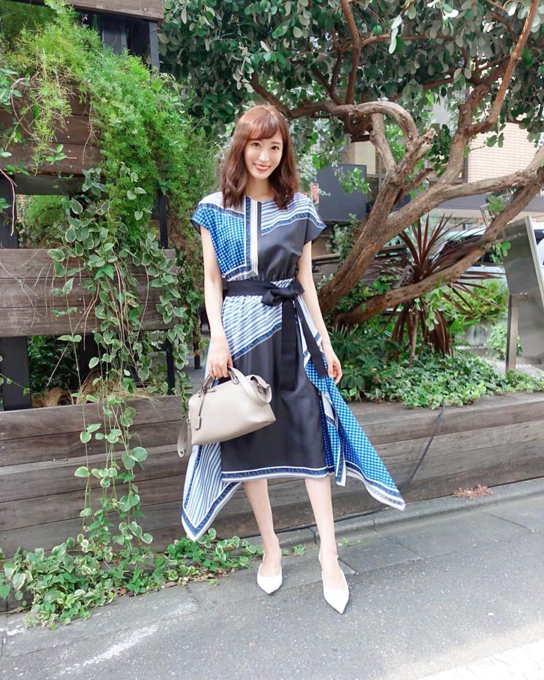 小林真由のインスタグラム：「⋆﻿ ⋆﻿ 基本パンツスタイルだけど﻿ やっぱりワンピースも好き🍑﻿ 久しぶりのゆっくりランチだったので ここぞとばかりに着て行きました☺️笑 one-piece: #lanvinenbleu shoes: #tsurubymarikooikawa  bag: #fendi﻿ ﻿ 千春さんとlunch♡﻿ 子育てトークが止まらず﻿ いつも楽しい時間です🥺✨﻿ ﻿ #ファッション #コーデ #ママコーデ #ママライフ #コーディネート #ワンピース #フェンディ #ツルバイマリコオイカワ #ランバンオンブルー #ランチ #表参道 #tworooms #lunch #coordinate #fashion ﻿」