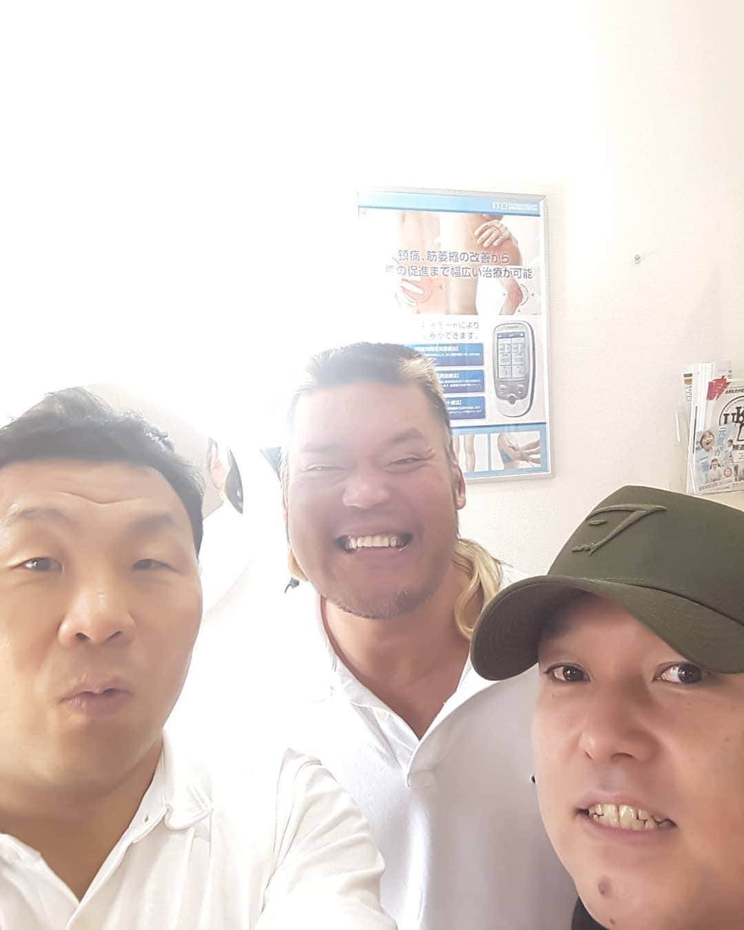 金原弘光のインスタグラム：「かねはら整骨院がプロレス学校プチ同窓会になったよ🎵 帽子の彼は某プロレス団体の練習生😱 昔話に花が咲いた👍 http://kanehara-seikotsuin.com #用賀 #整体 #整骨院 #天山広吉  #金原弘光  #30年前」