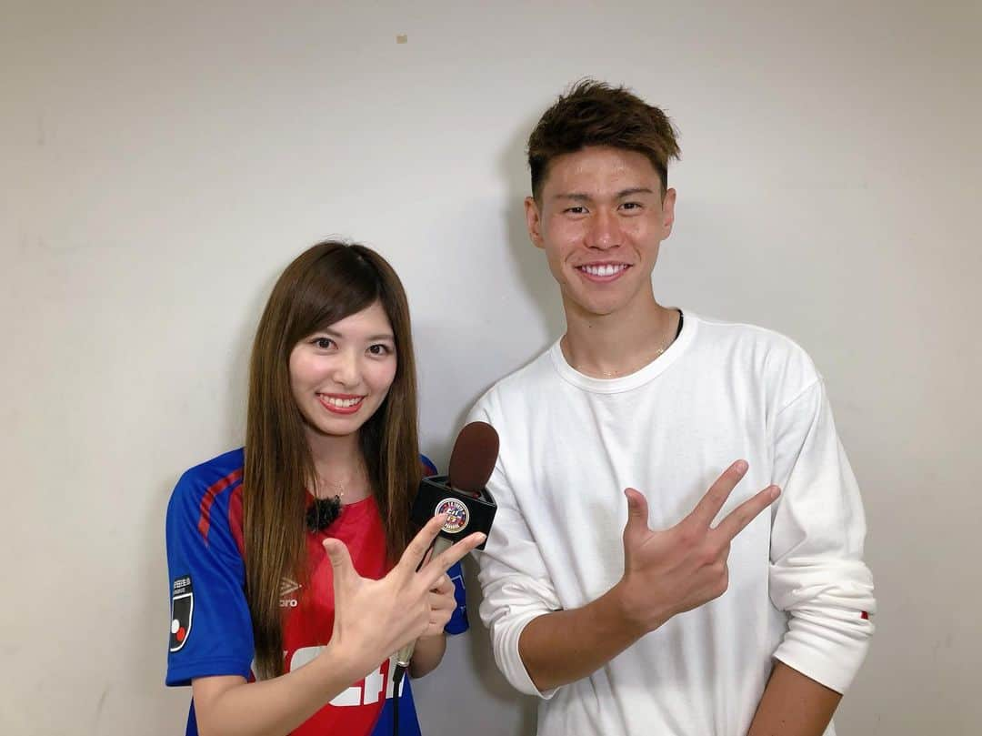 橘ゆりかさんのインスタグラム写真 - (橘ゆりかInstagram)「#松本山雅FC 対 #FC東京 戦の﻿ 応援&ビバパラ取材にアルウィンへ行ってきました🚙﻿ ﻿ 試合も見やすくて自然も感じられる﻿ 素敵なスタジアムでした⛰﻿ 時折 飛行機が飛び立つ瞬間が近距離で見られて大迫力！！味スタとはまた違う感じ！﻿ ﻿ イベントも盛りだくさんで﻿ おもてなしを感じる看板などもあり﻿ ほんとに来られてよかったー😆✨﻿ ﻿ この日のアルウィン入場者数は19271人🏟⚽️﻿ なんと今期最多数で歴代2位の人数だったそうです！﻿ ﻿ 試合の結果は、スコアレスドロー。﻿ 勝利のために次節こそはゴールを！﻿ チーム一丸となってアウェイ乗り越えましょ‼️﻿ ﻿ ﻿ ﻿ #jリーグ #サッカー観戦 #アウェイゲーム #サンプロアルウィン #アルウィン #fctokyo #ビバパラ #jcom #橋本拳人 選手 #渡辺剛 選手 #橘ゆりか #青赤 #足球 #サッカー選手 #footballstadium #japanesegirl #footballshirts」9月30日 19時23分 - yuricalcal