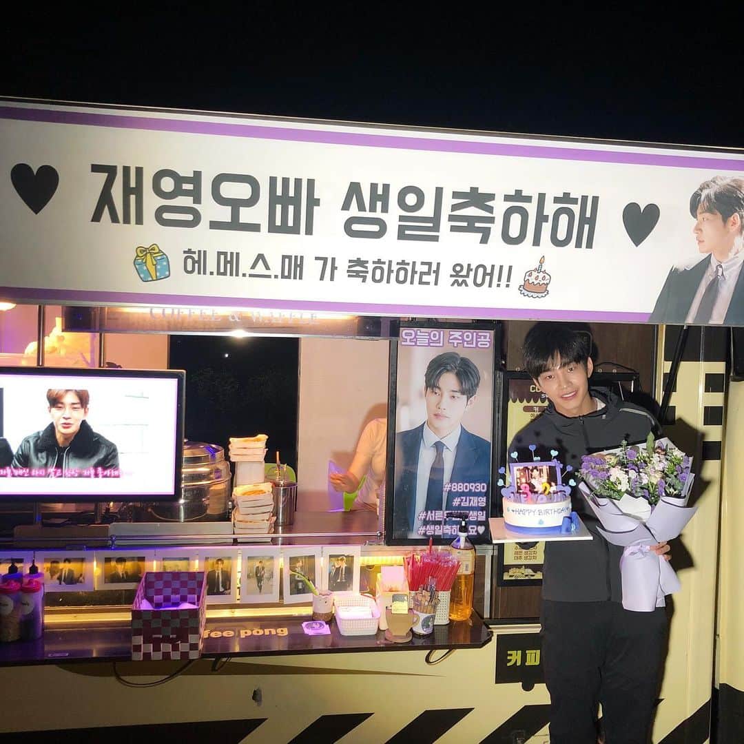 のインスタグラム：「. 32번째 생일 챙겨줘서 모두모두 너무 고마워요!!!^^ 헤메스매 (헤어,메이크업,스타일리스트,매니저)」