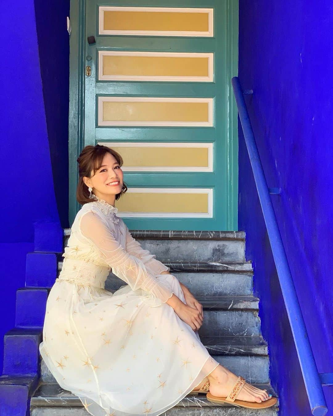 石井里奈さんのインスタグラム写真 - (石井里奈Instagram)「こんばんは🥰❤️ . 9月最終日ということで、モロッコ投稿最終回🇲🇦長期の旅行ポストお付き合いいただきありがとうございました😋❤️ . 最後に紹介するのはマラケシュに来たら絶対いきたかったイヴ・サンローランも愛した庭園、マジョレル庭園🌹🍃 . 世界各地の植物が集まり、色鮮やかで美しい空間にすっかり魅了されました🥺❤️ . 日本の竹林だったりサボテンだったり、本当にどの植物もイキイキとしてて元気をもらえるし、マジョレルブルーと呼ばれるブルーが庭に施され、建物も道もどこも可愛い☺️❤️ . パイナップルみたいな植物もかわいかったよ🍍 . マジョレル庭園の中にはイヴ・サンローラン博物館もあって、自分の生まれ年のLOVE絵葉書はお土産に買って帰りました🙆‍♀️❤️笑 ここに行った後に日本で @yslbeauty のpartyに行ったのでより楽しめました💕 . あー本当にかわいかったな〜☺️また行きたい！ Dress… @lissi__boutique . 今月もお疲れ様でした💕 10月からもよろしくね🍁 . #モロッコ #モロッコ旅行 #マジョレル庭園 #イヴサンローラン #ysl #モロッコ観光 #morocco #マラケシュ #マジョレルブルー #サンローラン #庭 #庭園 #garden #JardinMajorelle #MajorelleGarden #Majorelle #YvesSaintLaurent #SaintLaurent #blue #インスタ映え #beautiful #綺麗 #絶景 #nature #green #自然 #gardening #ガーデニング #サボテン #竹林」9月30日 19時33分 - ri7tin1025