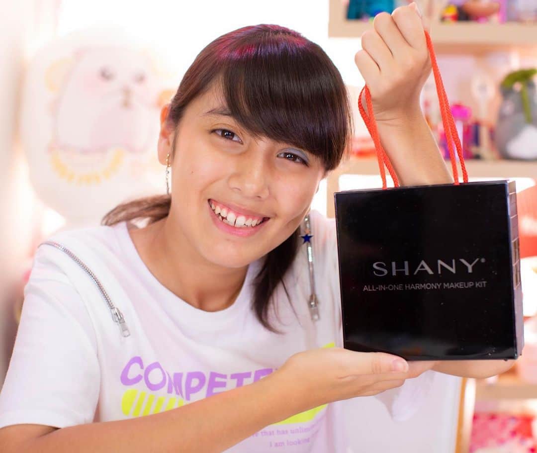 りくさんのインスタグラム写真 - (りくInstagram)「今日の動画は海外のメイクセットを紹介しました✨凄く可愛かったです💕是非YouTubeで見てね♪ #メイク #化粧品 #メイクセット #海外 #shany #makeupkit」9月30日 19時44分 - riku_chan.rocky