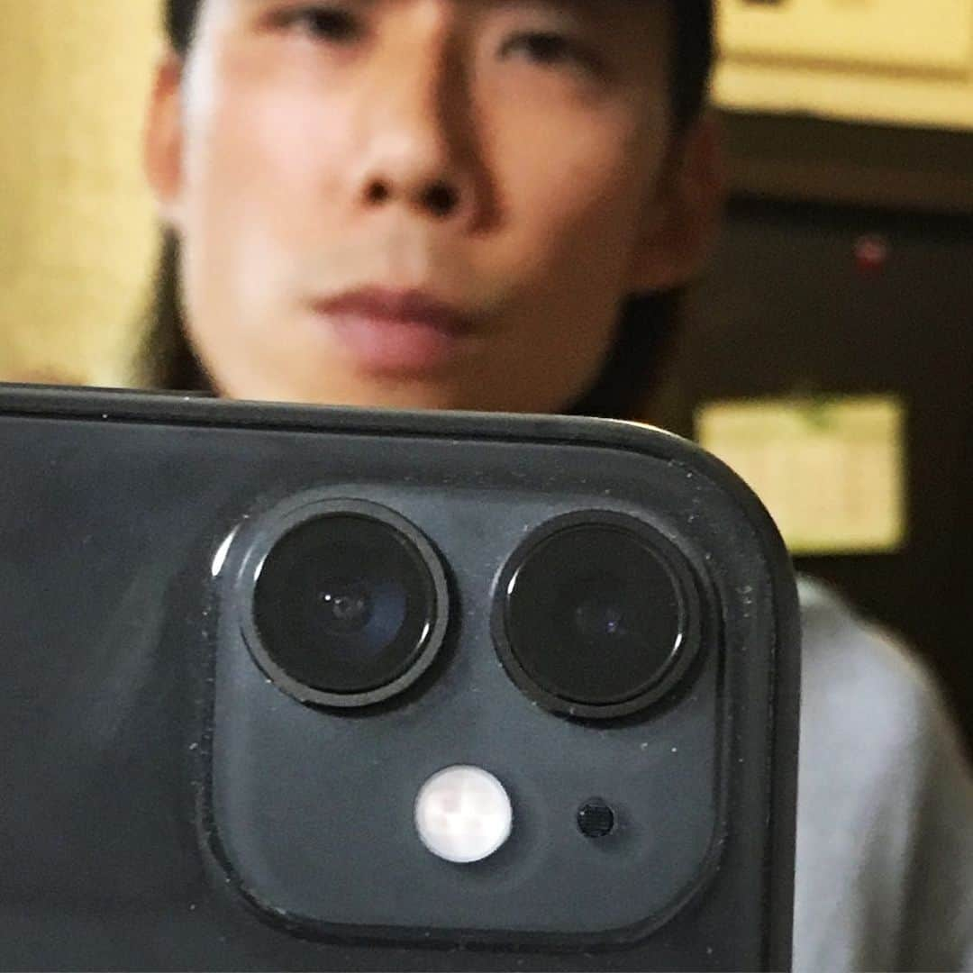 小高芳太朗のインスタグラム：「山下君の iPhone11アマ  #顔 #顔にみえる #ほくろ #プロじゃない」