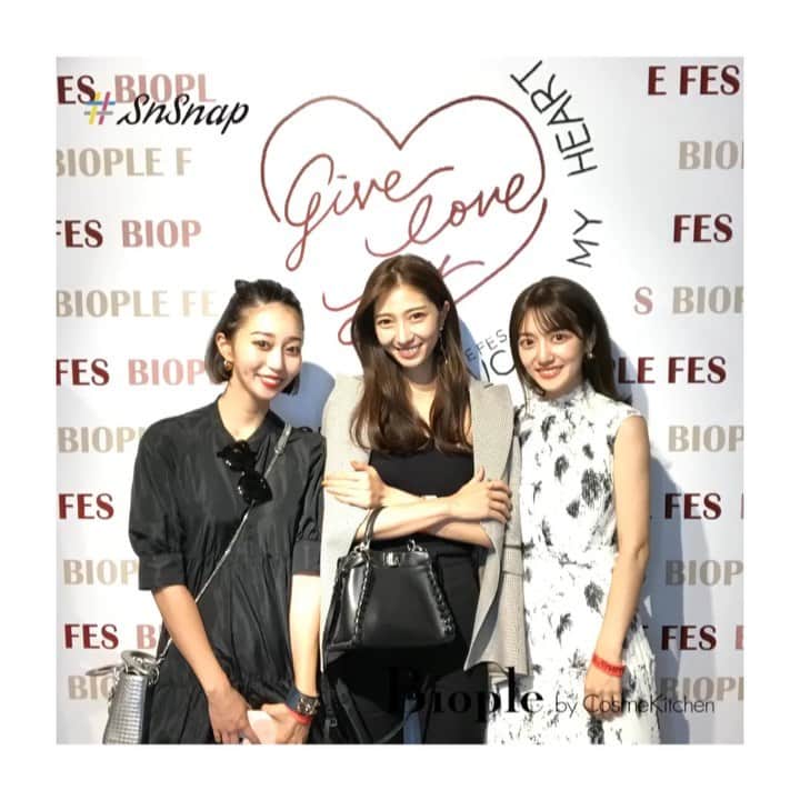 湯浅喬子のインスタグラム：「@biople fes💕 . 最新のオーガニックコスメや フードなど美容のブースが沢山。 . 最先端の美容の話が聞けて、 今回もすごく勉強になりました♡ . 本当にどれもおススメなので また詳しく載せていきます✨ . #biople  #bioplefes #ビープルレメディ  #bioplebycosmekitchen #ニュートリション#オーガニックフード#オーガニックコスメ」