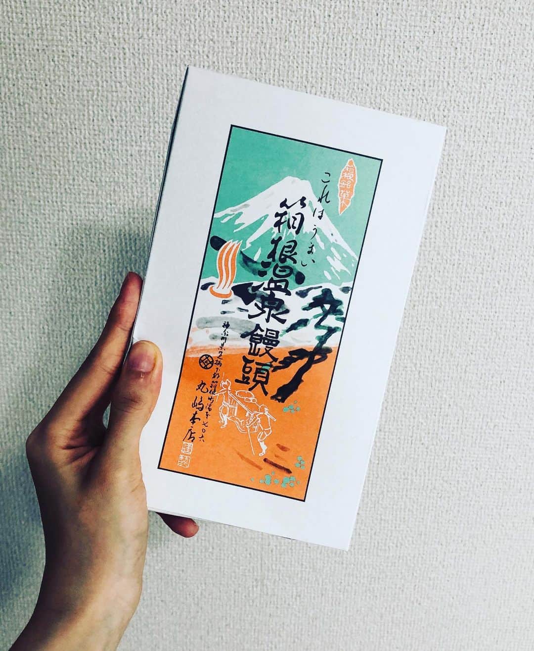 水野しずのインスタグラム：「「これはうまい」  まんじゅうの箱として最高の箱。 まんじゅうと温泉のいい意味でお互いに無関心な感じがよく表現されていて、上品で、そして何よりこれが肝心なことだが、とてもうまそうである。」