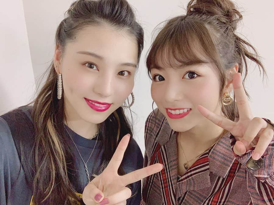 相楽伊織さんのインスタグラム写真 - (相楽伊織Instagram)「2️⃣💜 ガルアワで少しだけ会えたよー！ お仕事の現場で会えるのは嬉しいことです☺️ 日奈子たんとは今度遊ぶ約束した💓💓 #北野日奈子 #新内眞衣」9月30日 19時47分 - _iorisagara264_