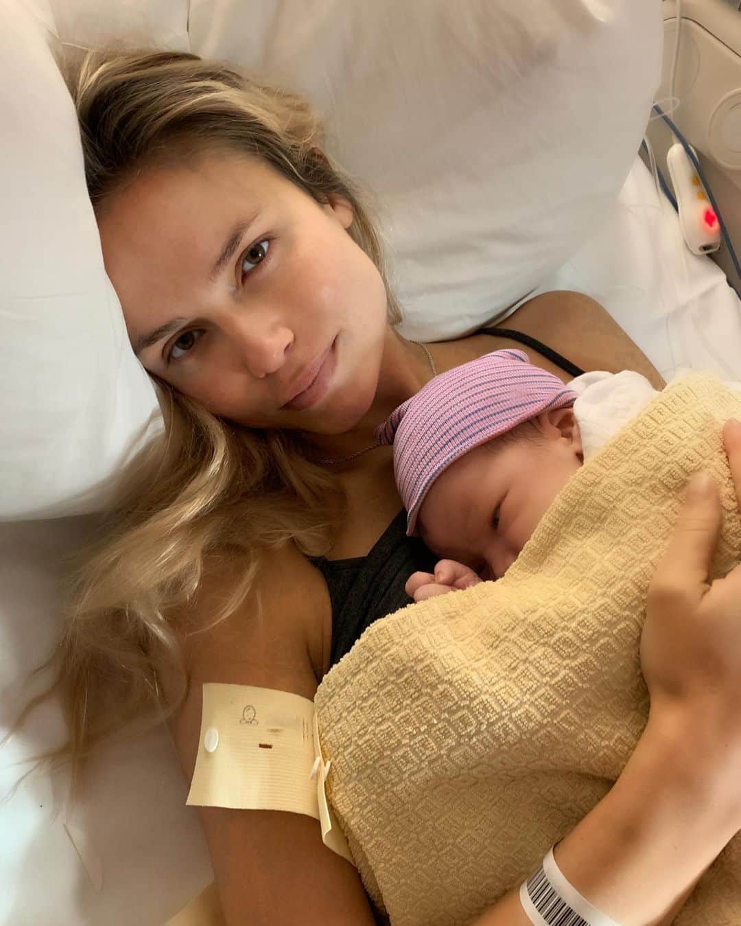 ナターシャ・ポーリーのインスタグラム：「6 Months Ago Today 👶🏼🥰❤️ Words Cannot Described My Love For This Little Angel 👼🏼 #AdrianGreyBakker」
