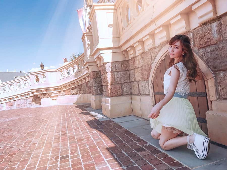 のインスタグラム：「Im gonna sneak into Cinderella castle from the small door😎🤚 🍭 シンデレラ城の真下の小さな扉😮💡 もちろん開きませんでした〜😂 🍭 🍭 #ディズニー #ディズニーランド #ディズニーシー」