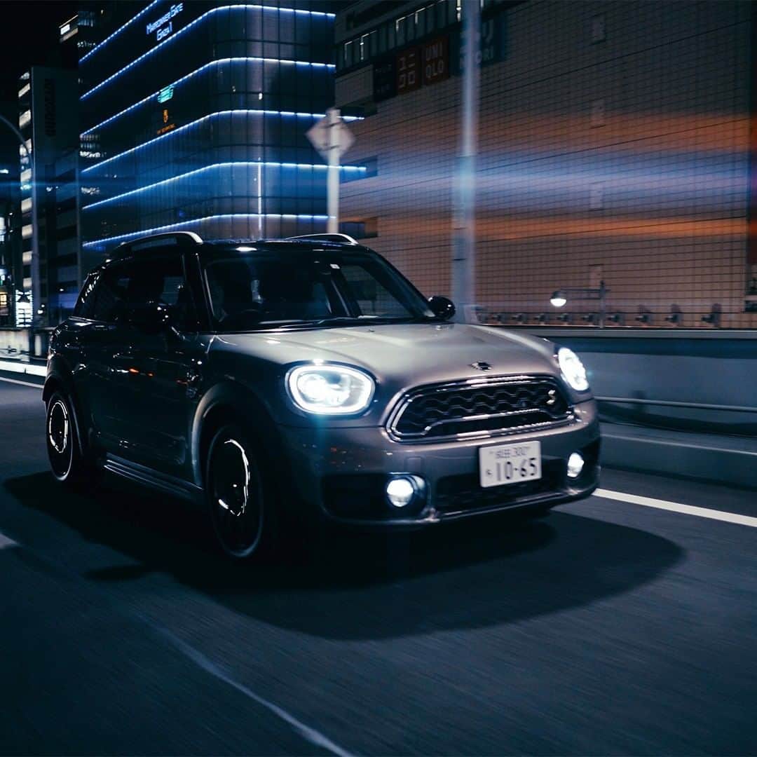 MINI Japanさんのインスタグラム写真 - (MINI JapanInstagram)「MINIならではのドライブフィーリングはそのままに、未来のクルマと呼ぶにふさわしい一台。 ネオンサインの光を浴びる首都高で、夜に溶けていくような刺激的なドライブを。  #MINIjapan #MINI #MINICrossover #PHEV #drive #首都高 #RetroFutureInTokyo」9月30日 20時00分 - mini_japan