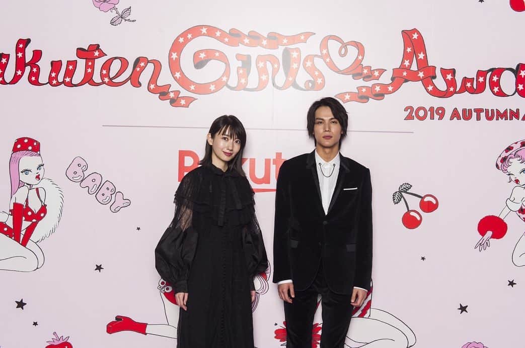 【公式】G線上のあなたと私のインスタグラム：「_﻿ ガールズアワードでの素敵すぎる﻿ #也映子さん と #理人くん ☺️☺️﻿ ﻿ かっこよすぎませんか！？！﻿ 美しすぎませんか？！！？﻿ 尊すぎるんですけど！！！﻿ ﻿ (すみません、おもわず興奮してしまいました。)﻿ ﻿ ドラマ本編でも負けないくらい素敵なんですよ😘﻿ インスタでは特別に別バージョンの写真も👐🏻﻿ ﻿ #G線上のあなたと私 ﻿ #波瑠﻿ #中川大志﻿ #tbs」