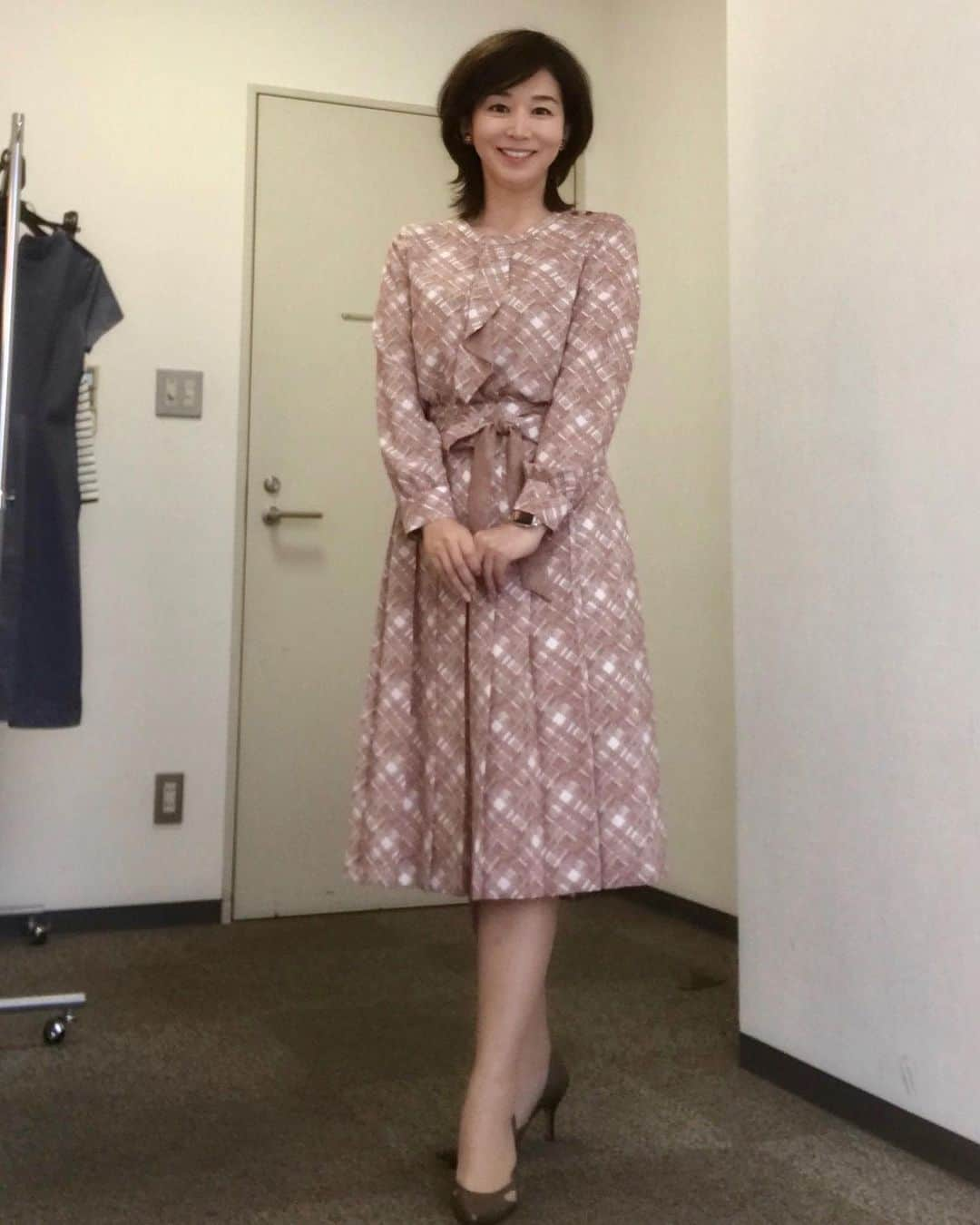 伊藤聡子さんのインスタグラム写真 - (伊藤聡子Instagram)「アップ♪の衣装は 秋らしい色合いのブラウスとスカートのセットアップでした😊 ブラウスは前後で柄が違うんですよ〜😆 羽田土曜会の衣装はベージュのボックスタイプのシンプルなワンピース。胸から袖にかけてのレースがおしゃれですね😊 #メーテレアップ#スキャパ#羽田土曜会#伊藤聡子」9月30日 20時18分 - satokoito73