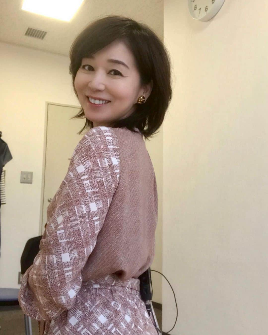 伊藤聡子さんのインスタグラム写真 - (伊藤聡子Instagram)「アップ♪の衣装は 秋らしい色合いのブラウスとスカートのセットアップでした😊 ブラウスは前後で柄が違うんですよ〜😆 羽田土曜会の衣装はベージュのボックスタイプのシンプルなワンピース。胸から袖にかけてのレースがおしゃれですね😊 #メーテレアップ#スキャパ#羽田土曜会#伊藤聡子」9月30日 20時18分 - satokoito73