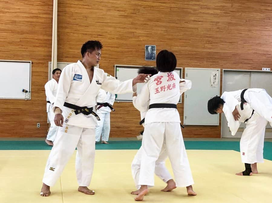 野村忠宏さんのインスタグラム写真 - (野村忠宏Instagram)「未来に向かって頑張る若者を応援し支える「エールキャラバン 2019」このプロジェクトに携わって5年目になります。本日は、岡山県の玉野光南高等学校を訪問し、全校生徒に講演、柔道部員に部活指導を行いました。講演を聴く姿勢、柔道に取り組む姿勢、生徒さん達の一生懸命さを感じることが出来て嬉しかったです。 みんな頑張れよ🥋🔥👍 #大塚製薬 #ポカリスエット #エールプロジェクト #5年目 #9月30日 #玉野光南高等学校 #岡山県 #講演 #柔道指導 #執念 #野村忠宏」9月30日 20時19分 - nomura60kg