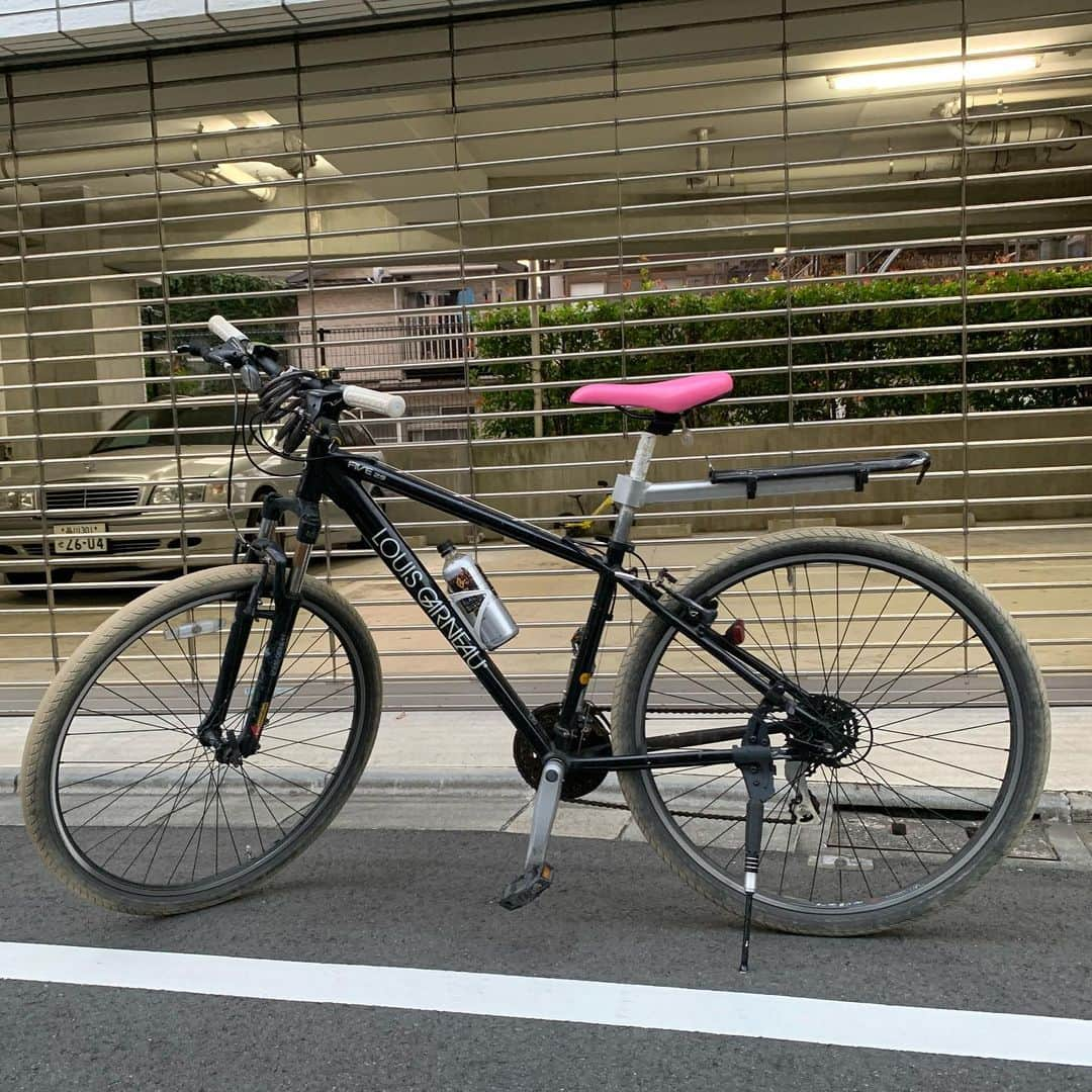 一三さんのインスタグラム写真 - (一三Instagram)「タイヤが擦り減りバーストしそうだったので自転車に相談に行くと，チェーンやギアにもガタが来てるから修理するより買った方が良いと言われ，ついついついつい電動アシスト自転車を購入した。  チャリンコに15万円って…  その分稼いで貰わなきゃ‼️ だけど届くの一週間後…  追伸 長年苦楽を共にしてきた愛車ランディ・バース号を差し上げますので，欲しい方はご一報ちょんまげ  #自転車　#チャリンコ　#ちゃりんこ　#bicycle #増税前　#買い物　#ショッピング　#shopping #電動自転車」9月30日 20時27分 - ichizou.co.jp